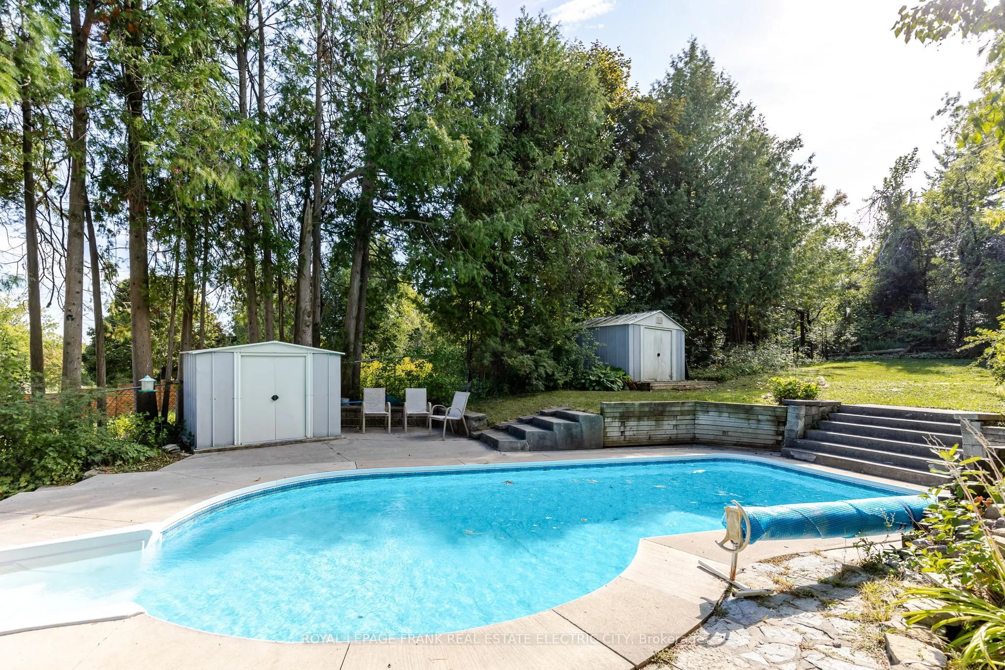 1696 Applewood Crescent