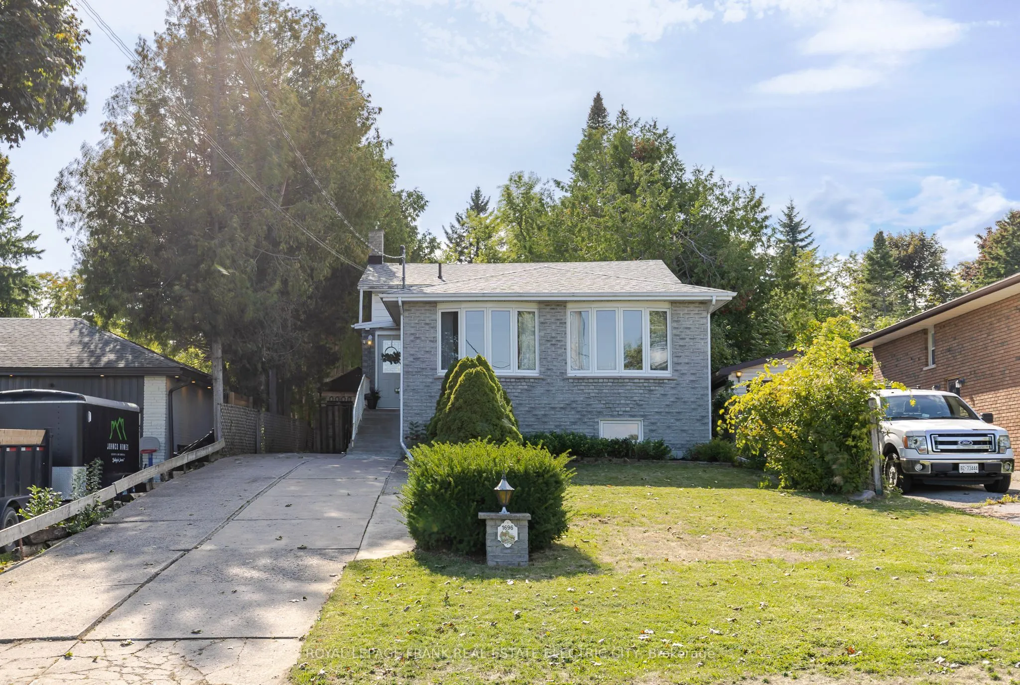 1696 Applewood Crescent