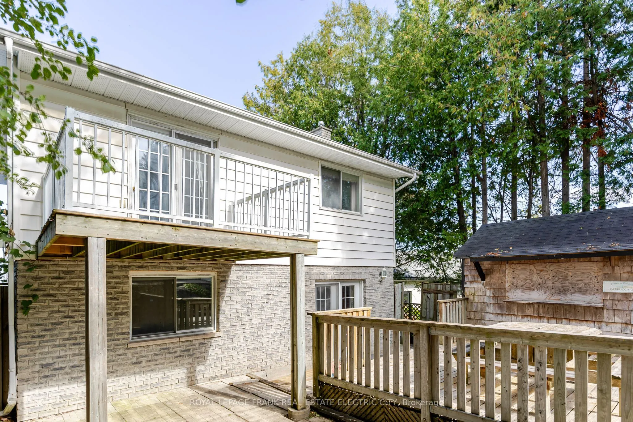 1696 Applewood Crescent