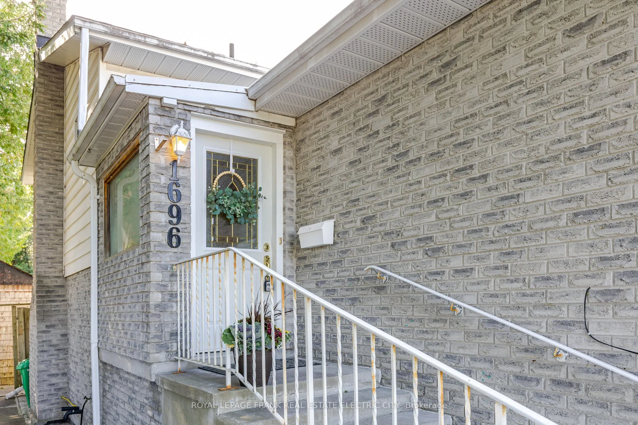 1696 Applewood Crescent