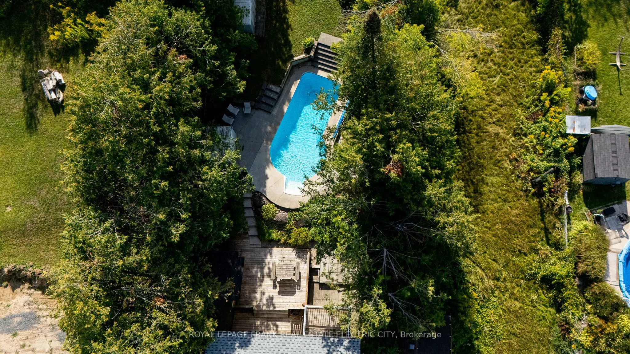 1696 Applewood Crescent