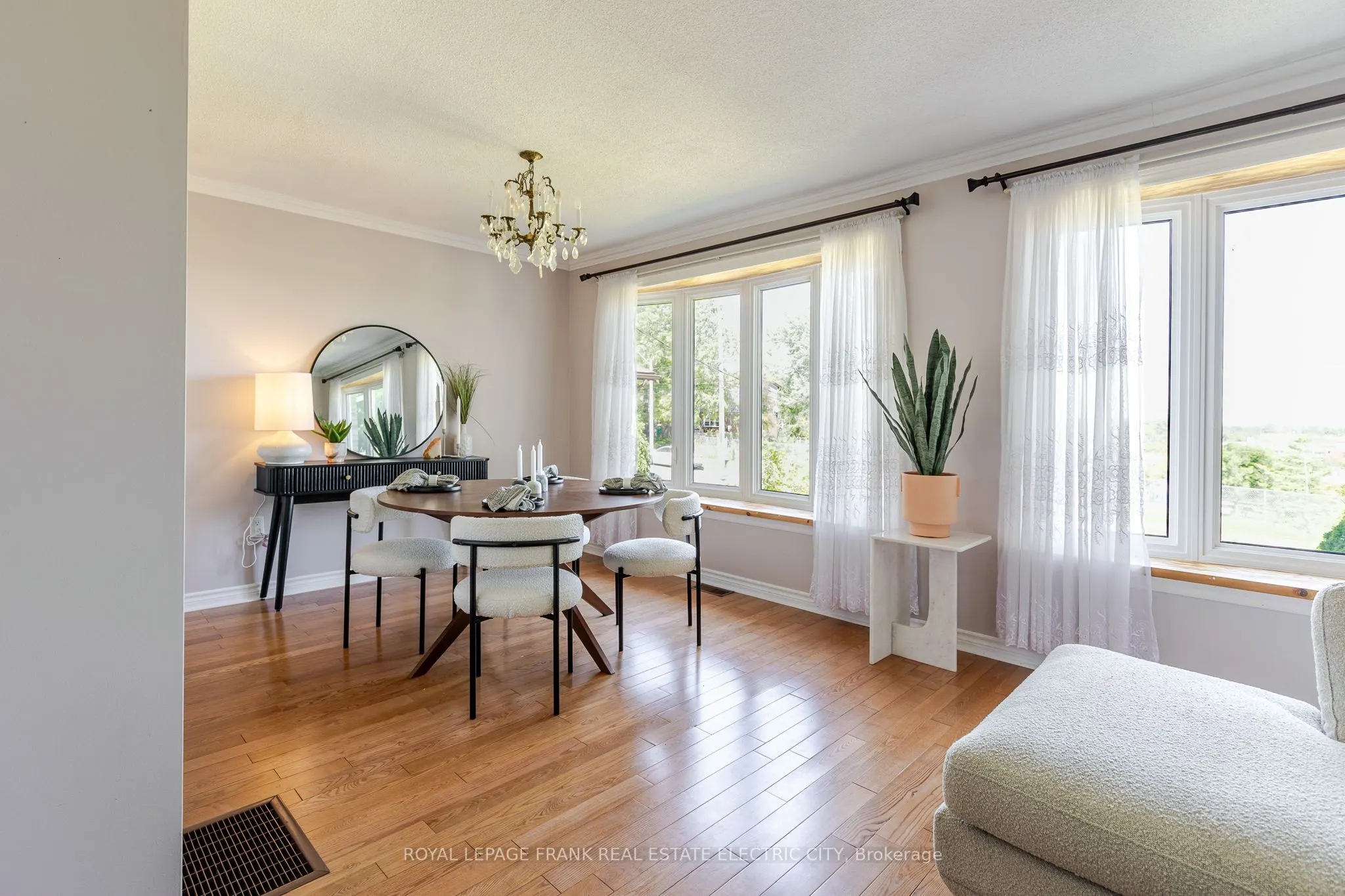 1696 Applewood Crescent