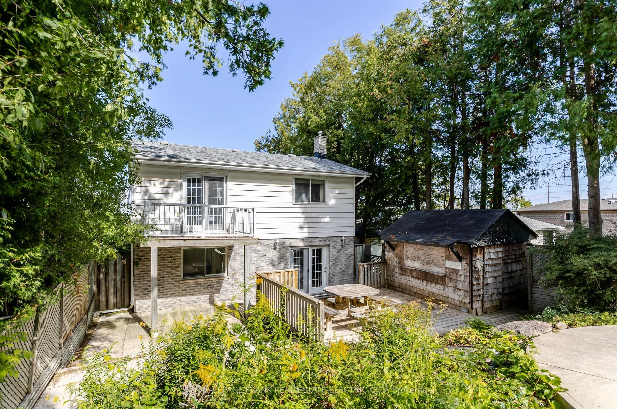 1696 Applewood Crescent