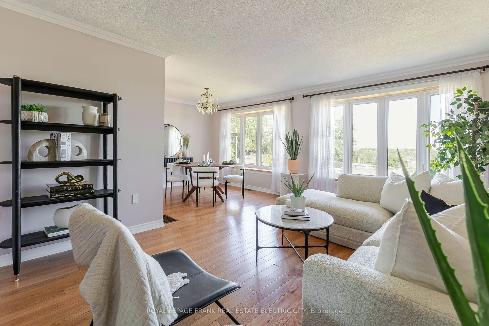 1696 Applewood Crescent