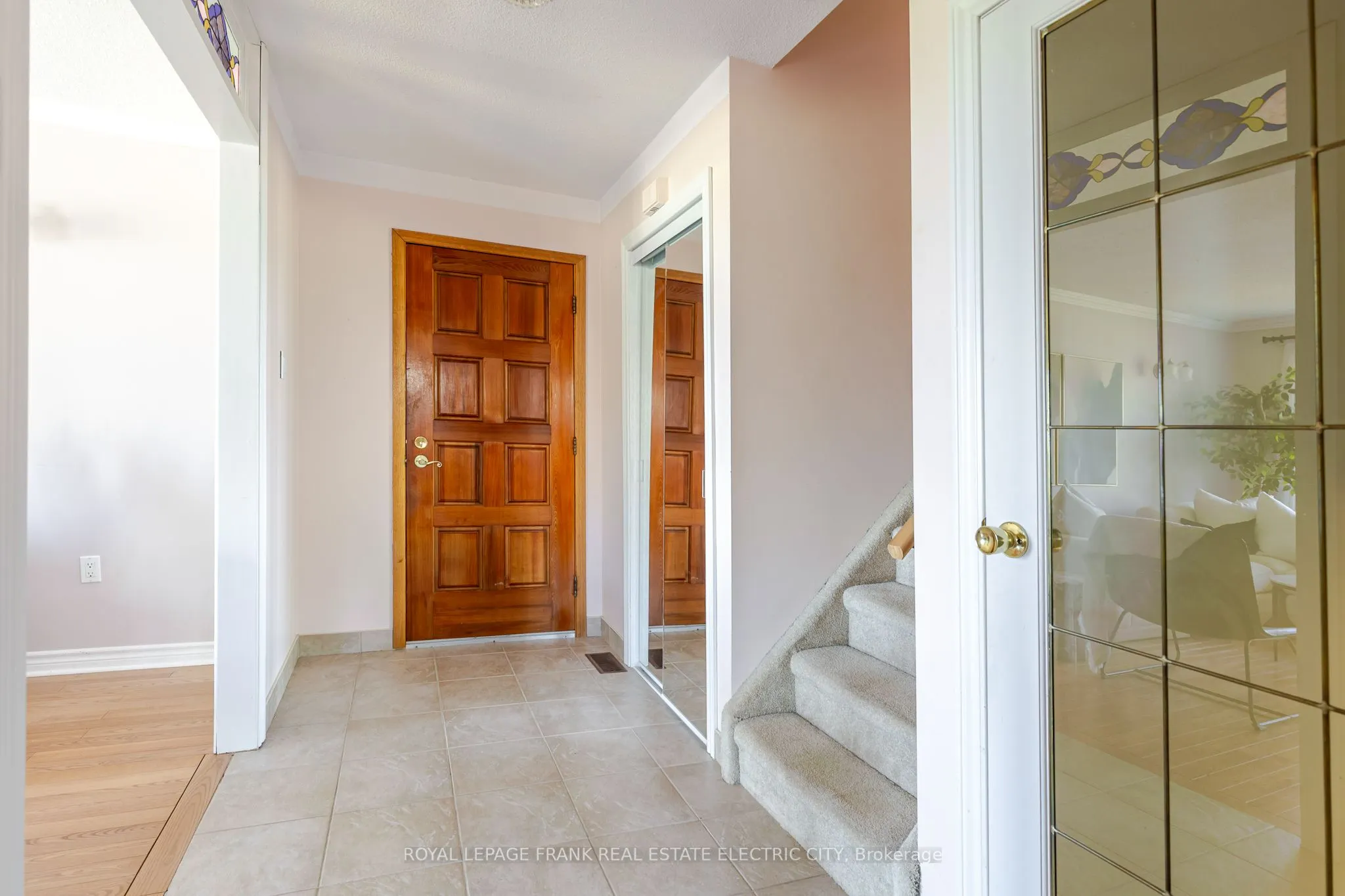 1696 Applewood Crescent