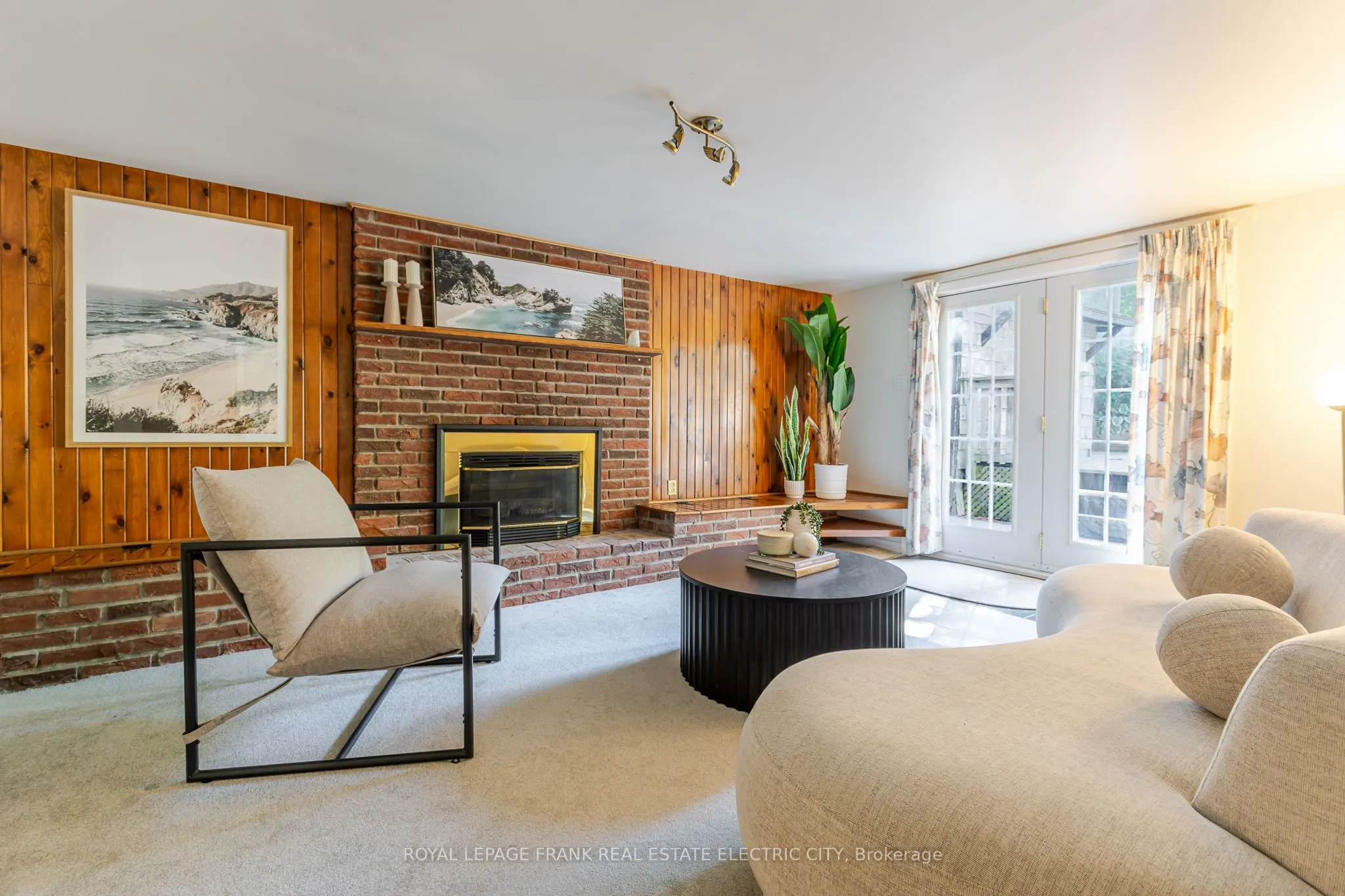 1696 Applewood Crescent