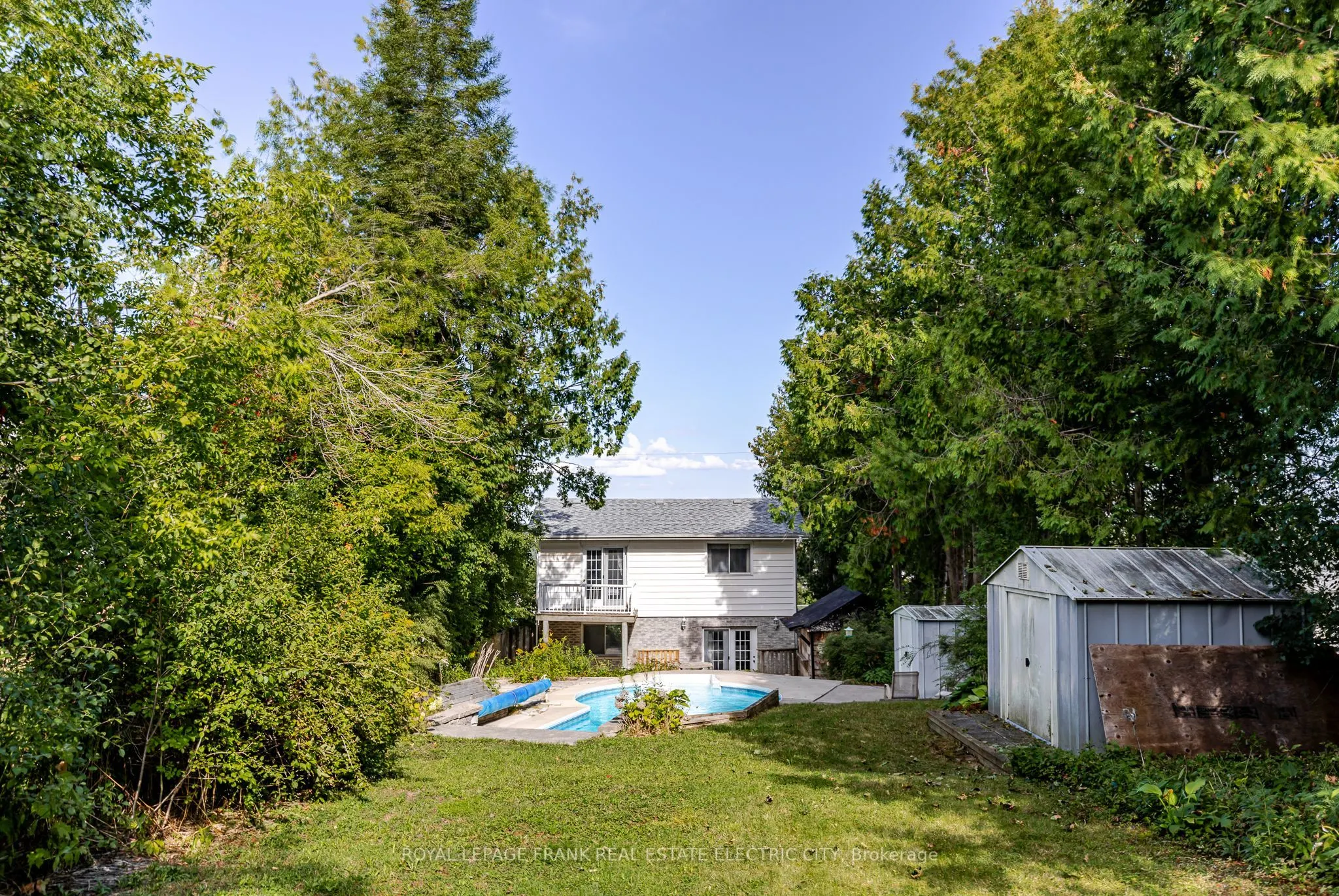 1696 Applewood Crescent