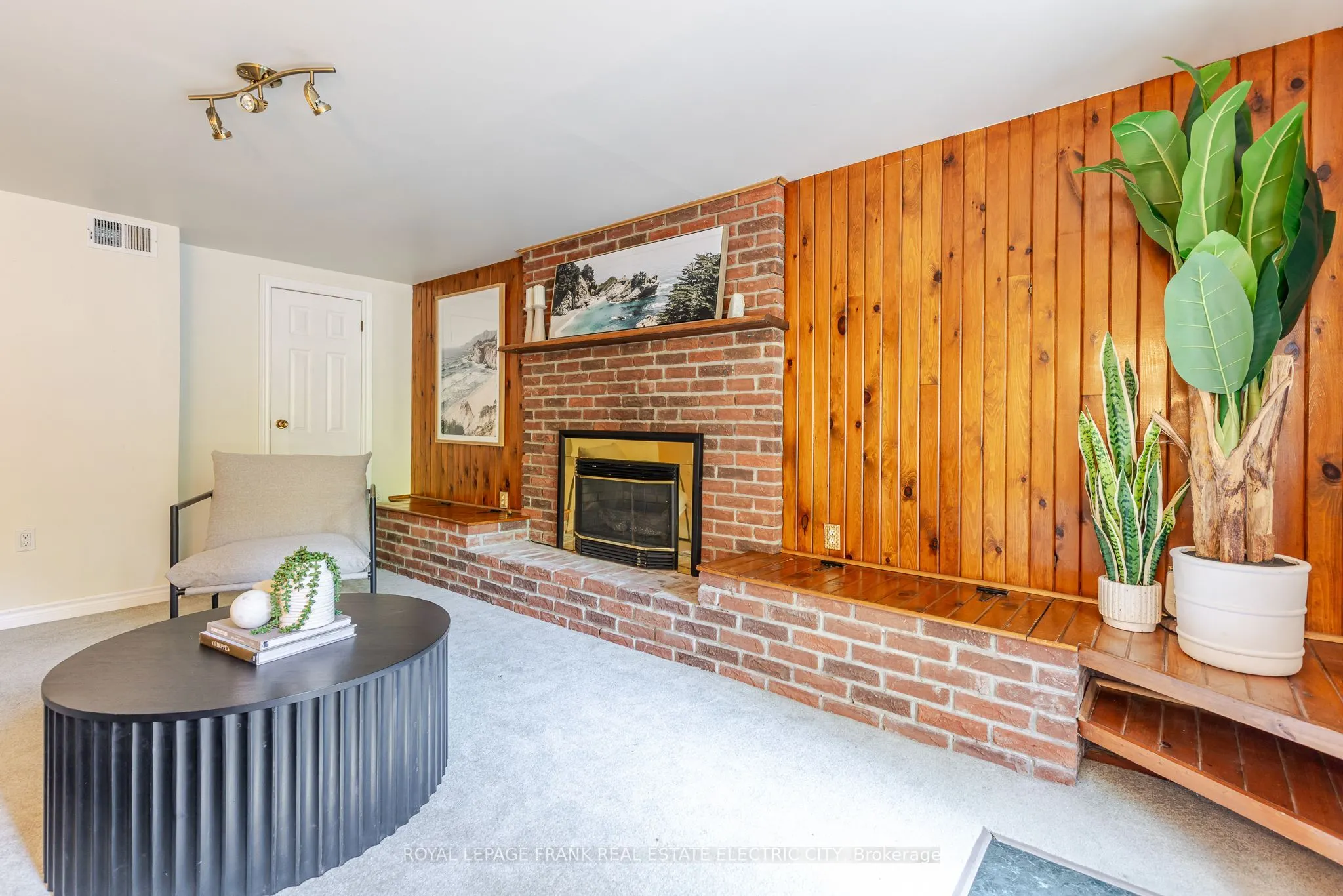 1696 Applewood Crescent