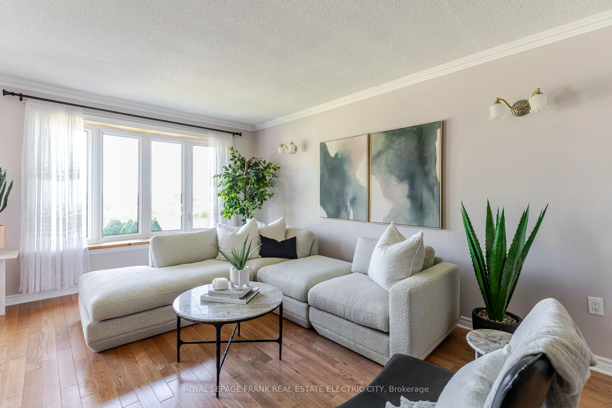 1696 Applewood Crescent