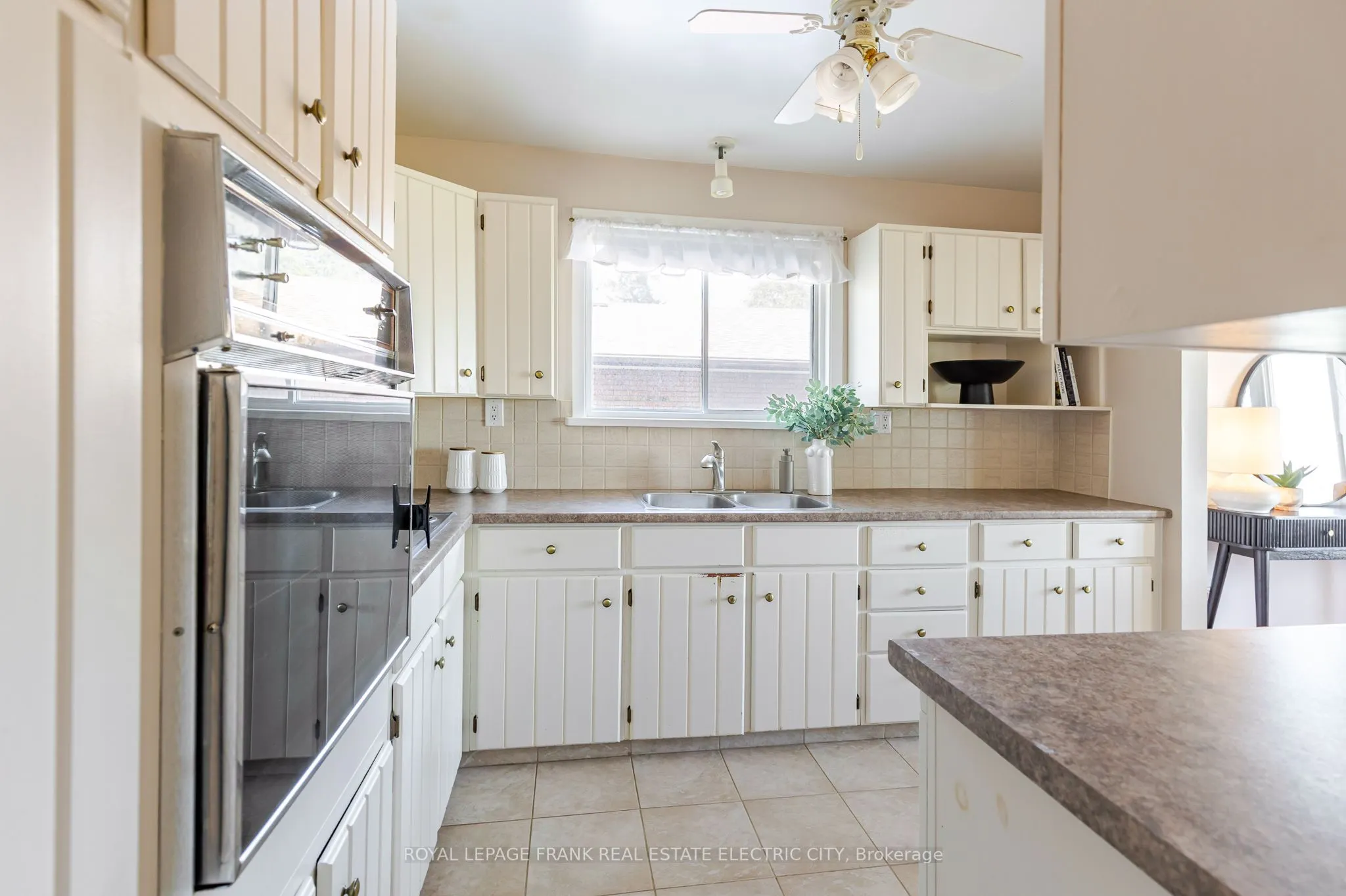 1696 Applewood Crescent
