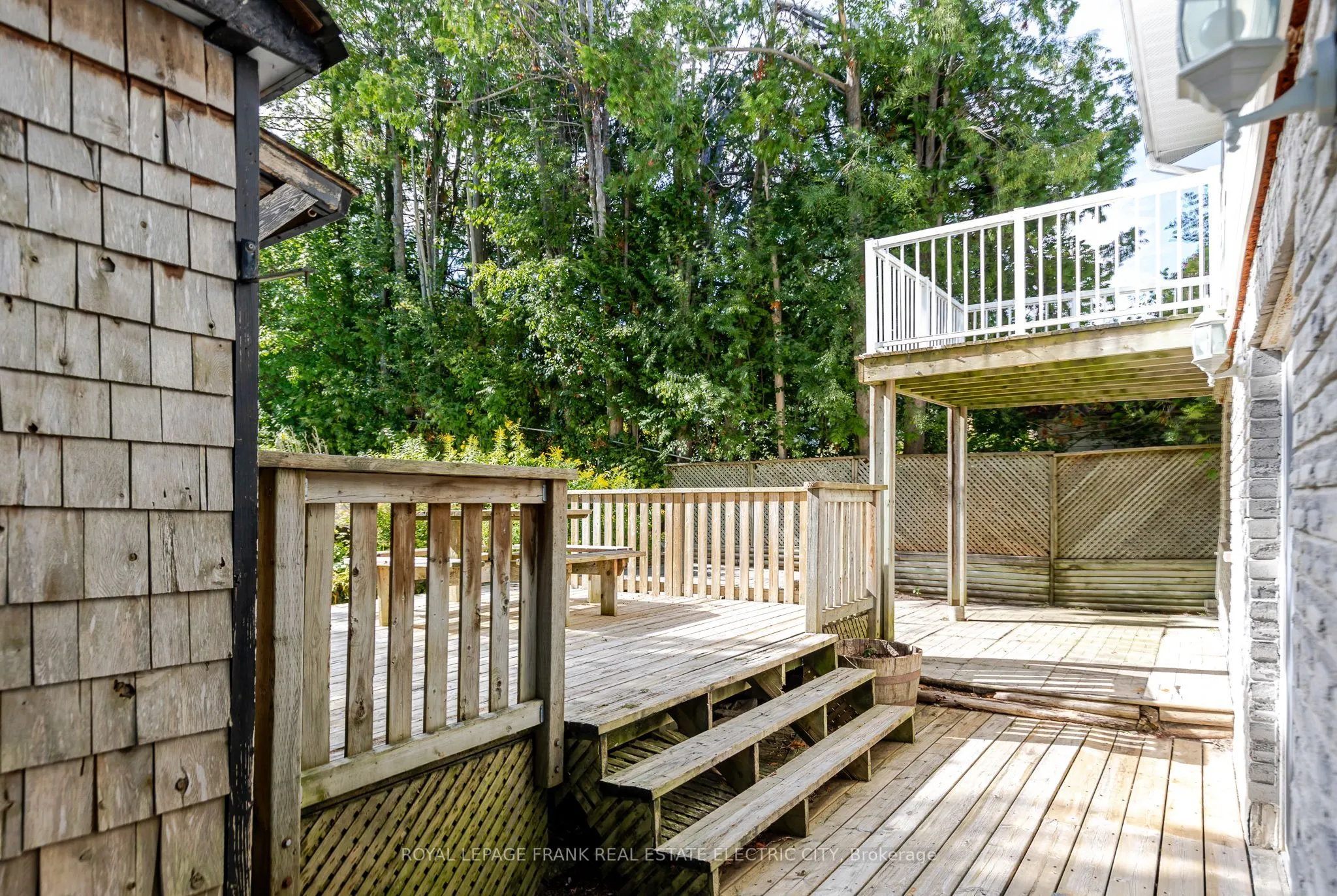 1696 Applewood Crescent