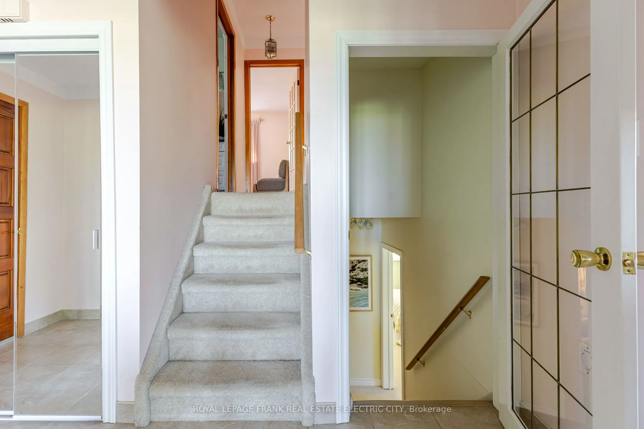 1696 Applewood Crescent