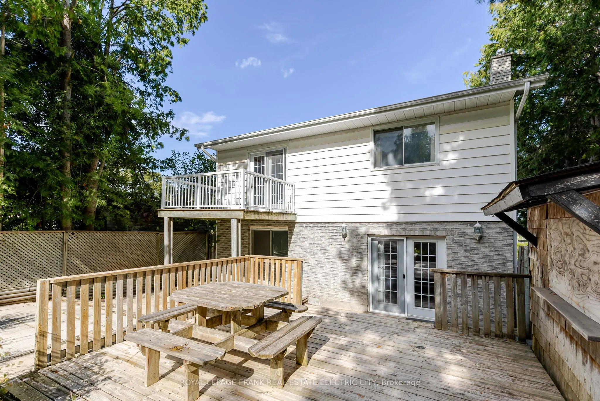1696 Applewood Crescent
