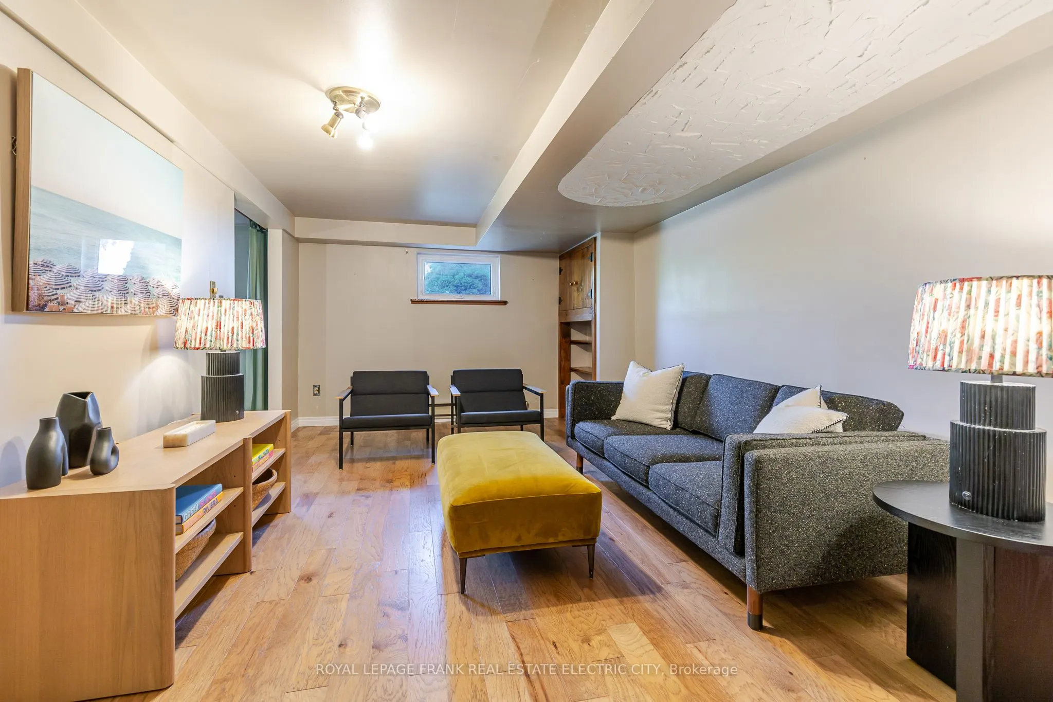 1696 Applewood Crescent