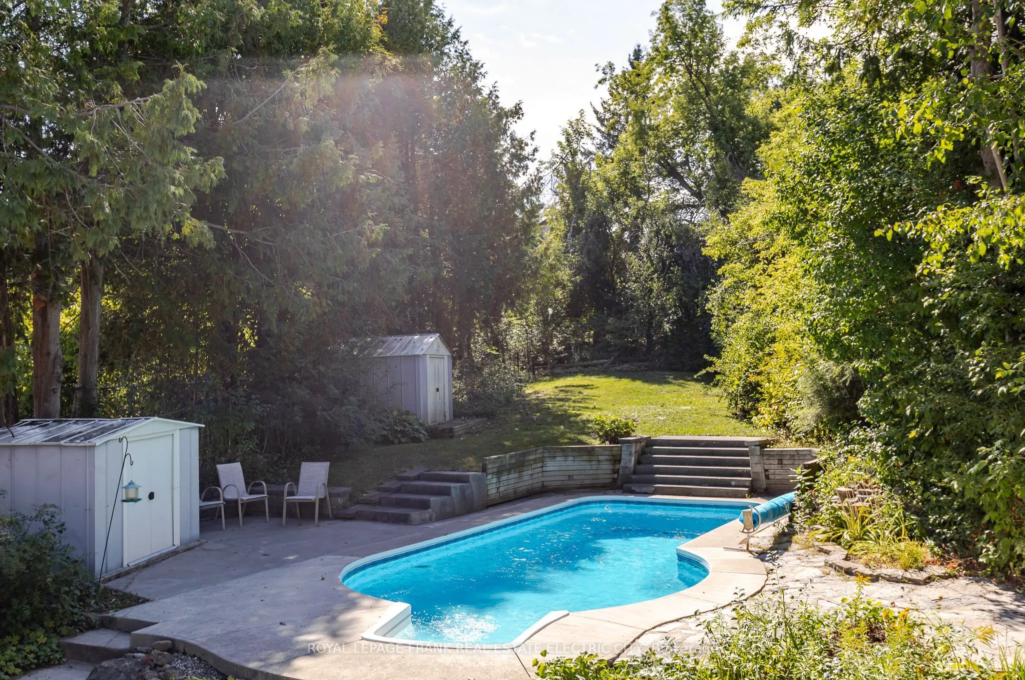 1696 Applewood Crescent