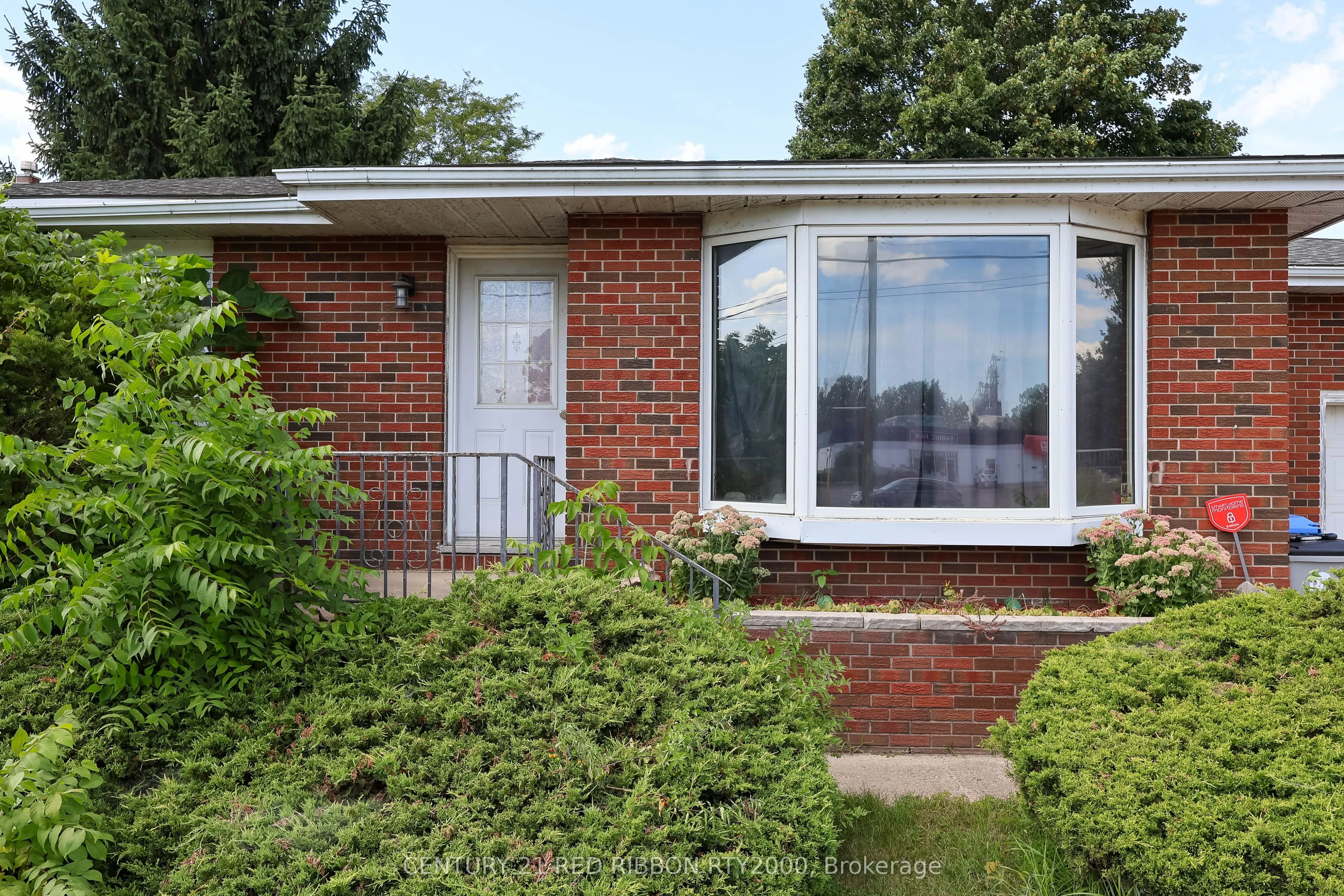 205 Metcalfe Street E