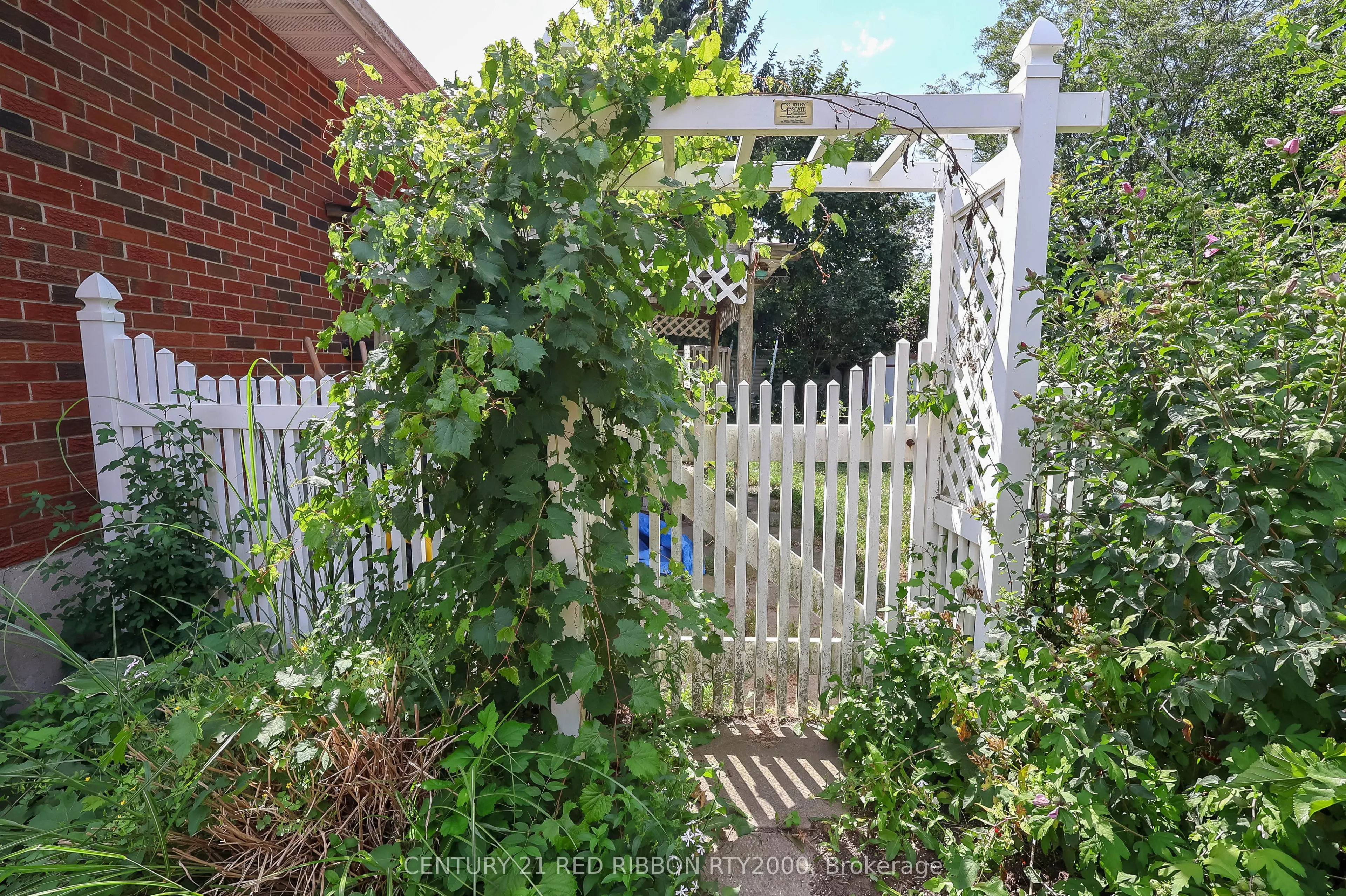 205 Metcalfe Street E