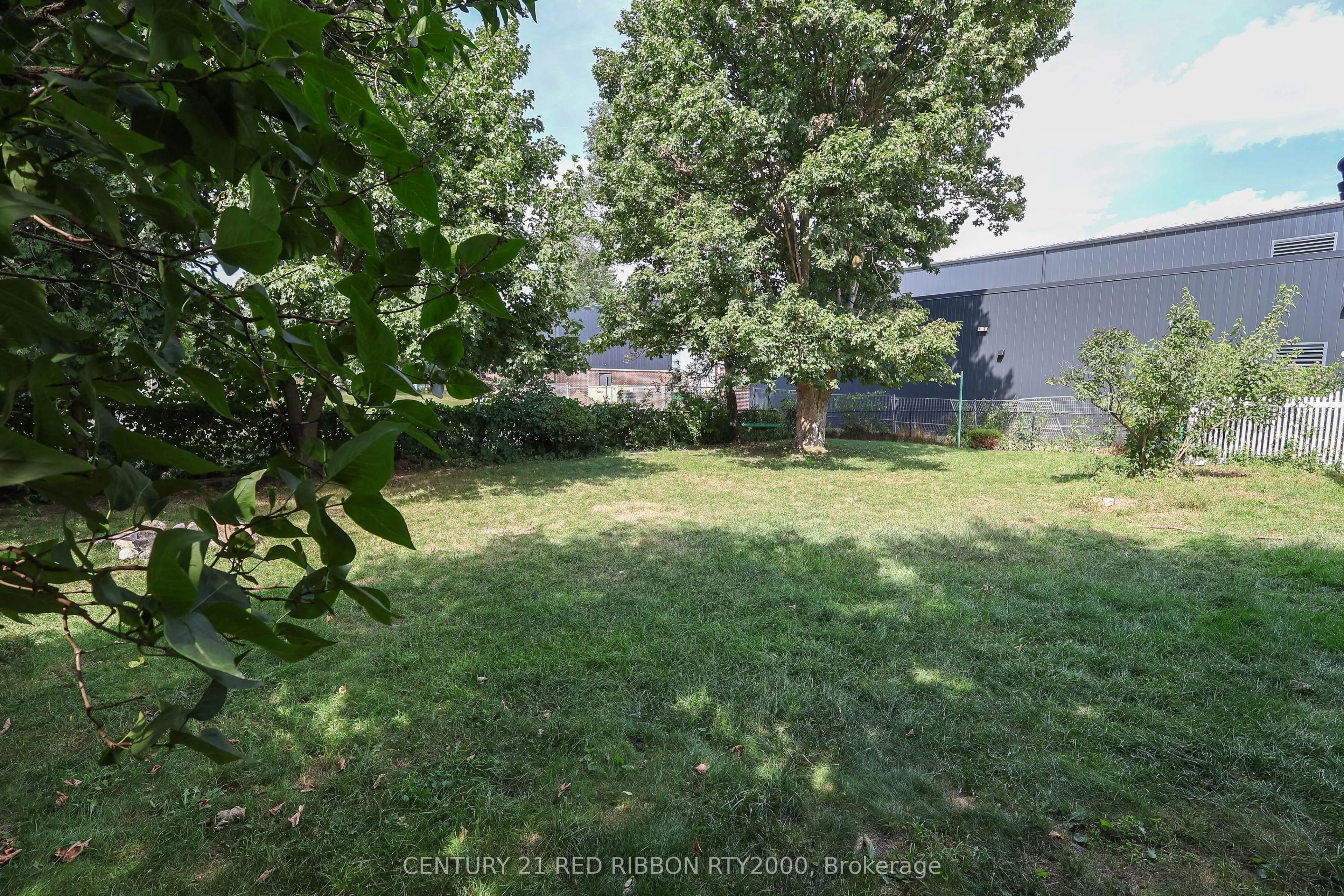 205 Metcalfe Street E