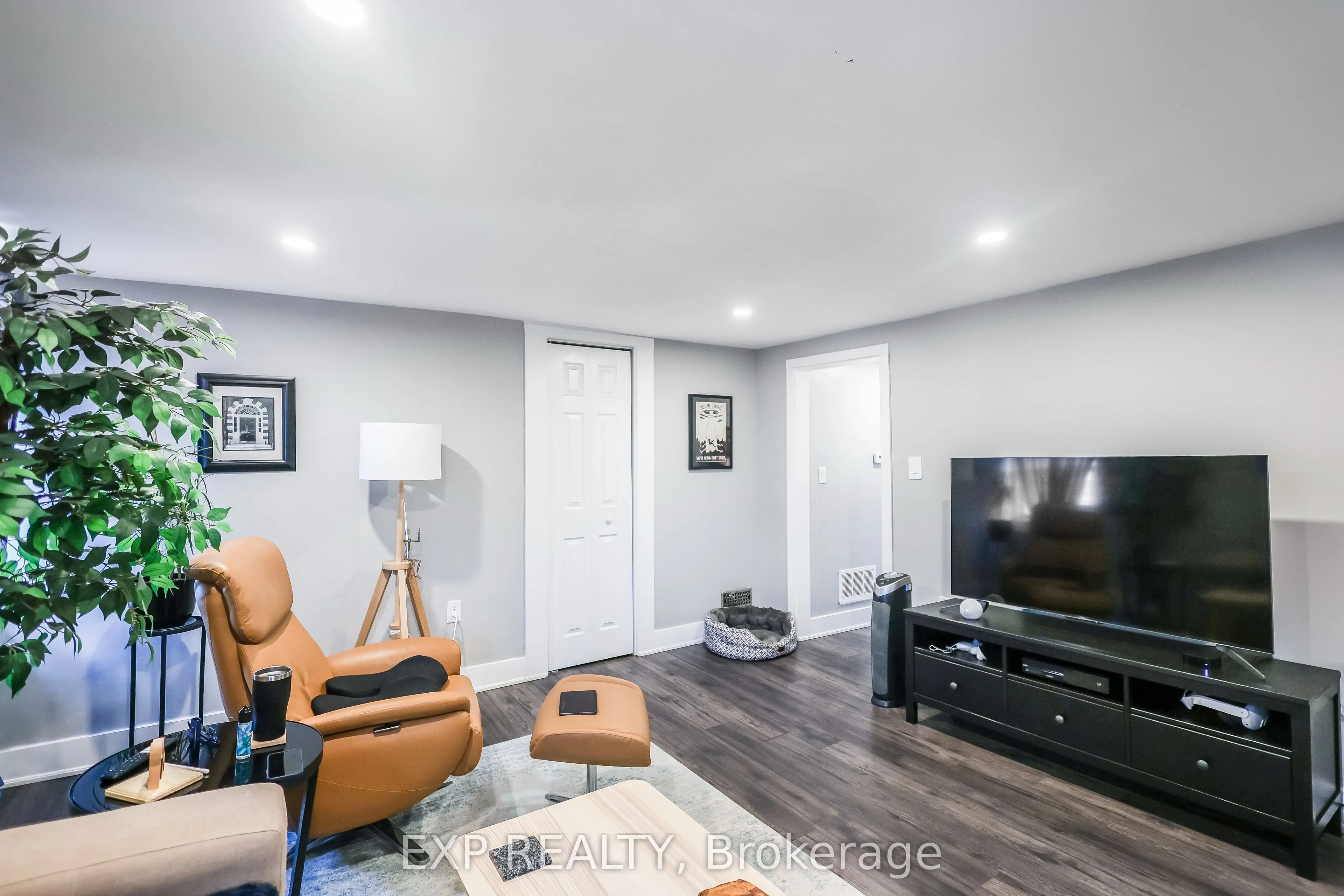 47 Wellington Street S