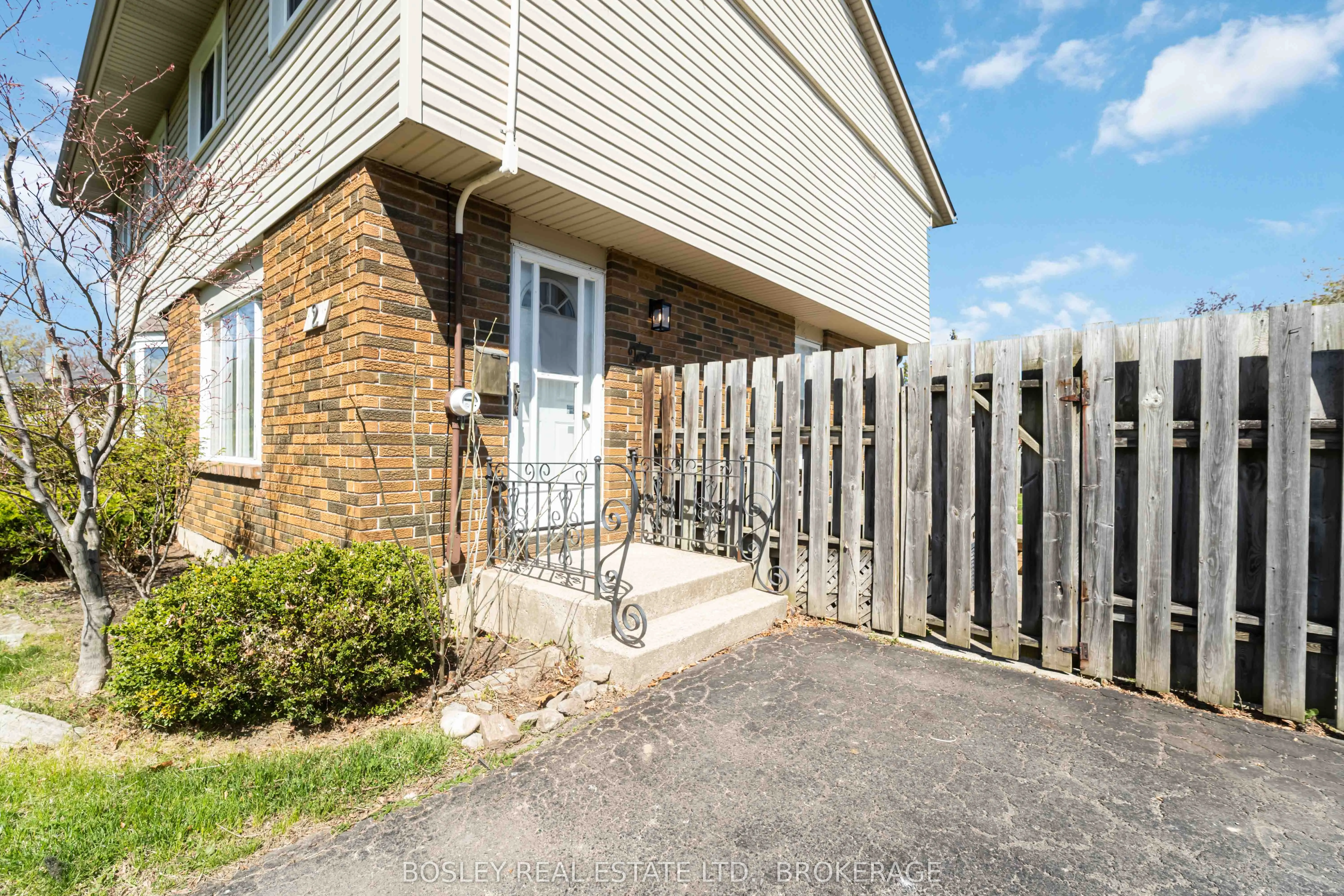 2 CRESCENTWOOD Drive