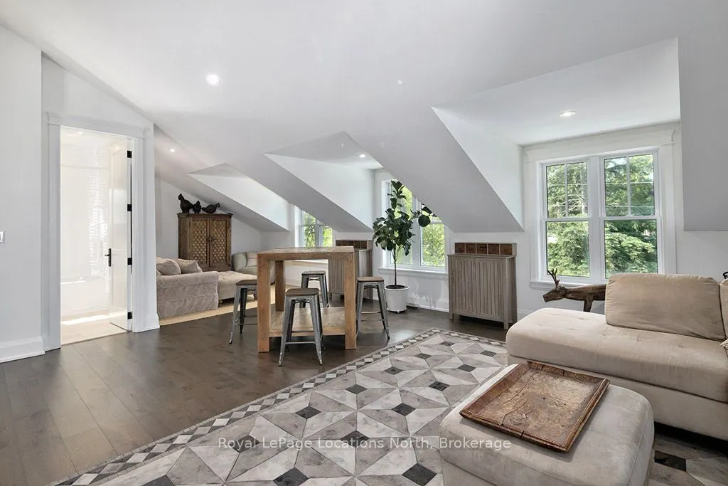46 King Street W
