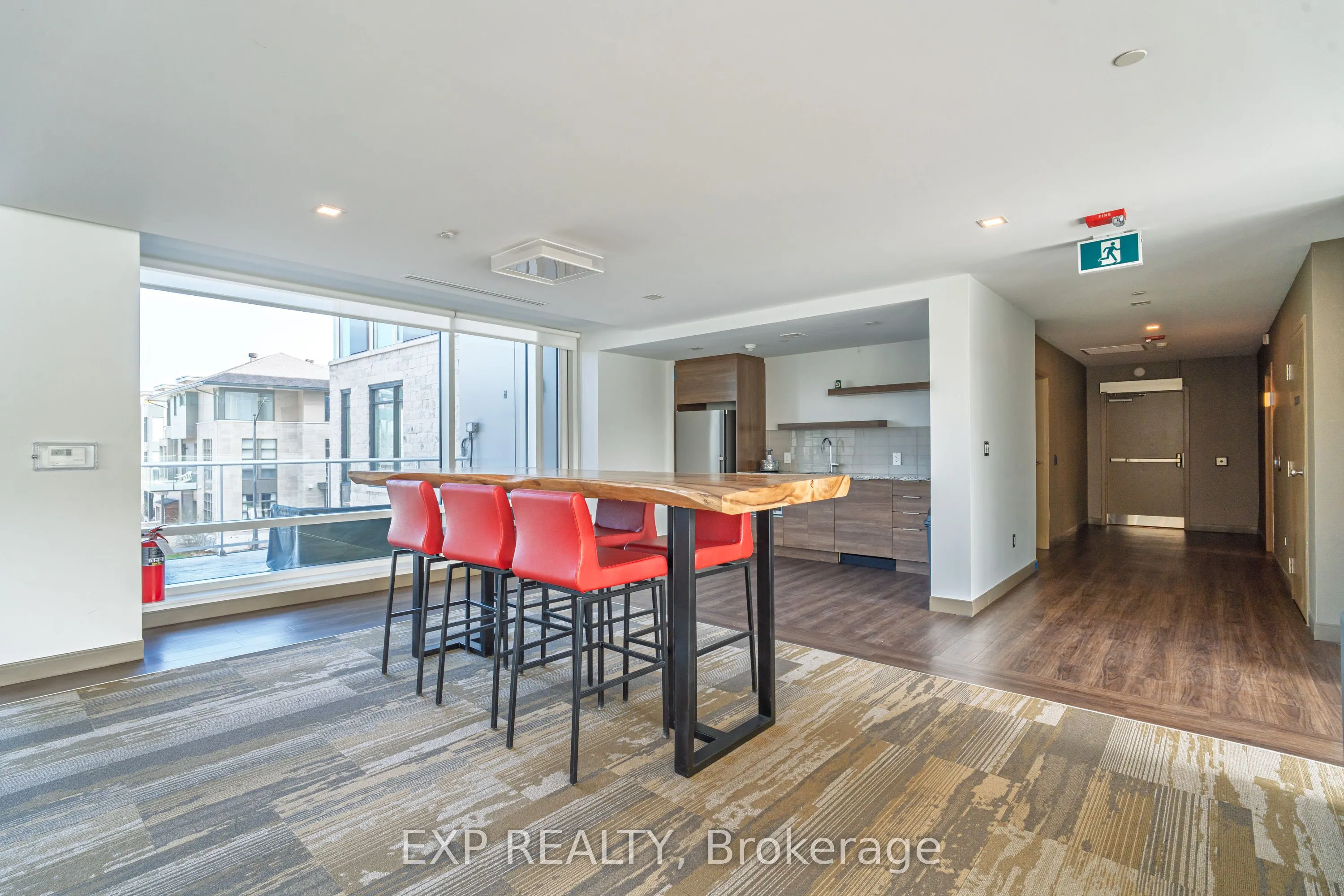 570 De Mazenod Avenue, #209