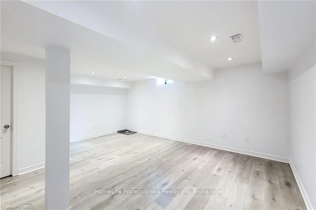 33 Marina Point Crescent
