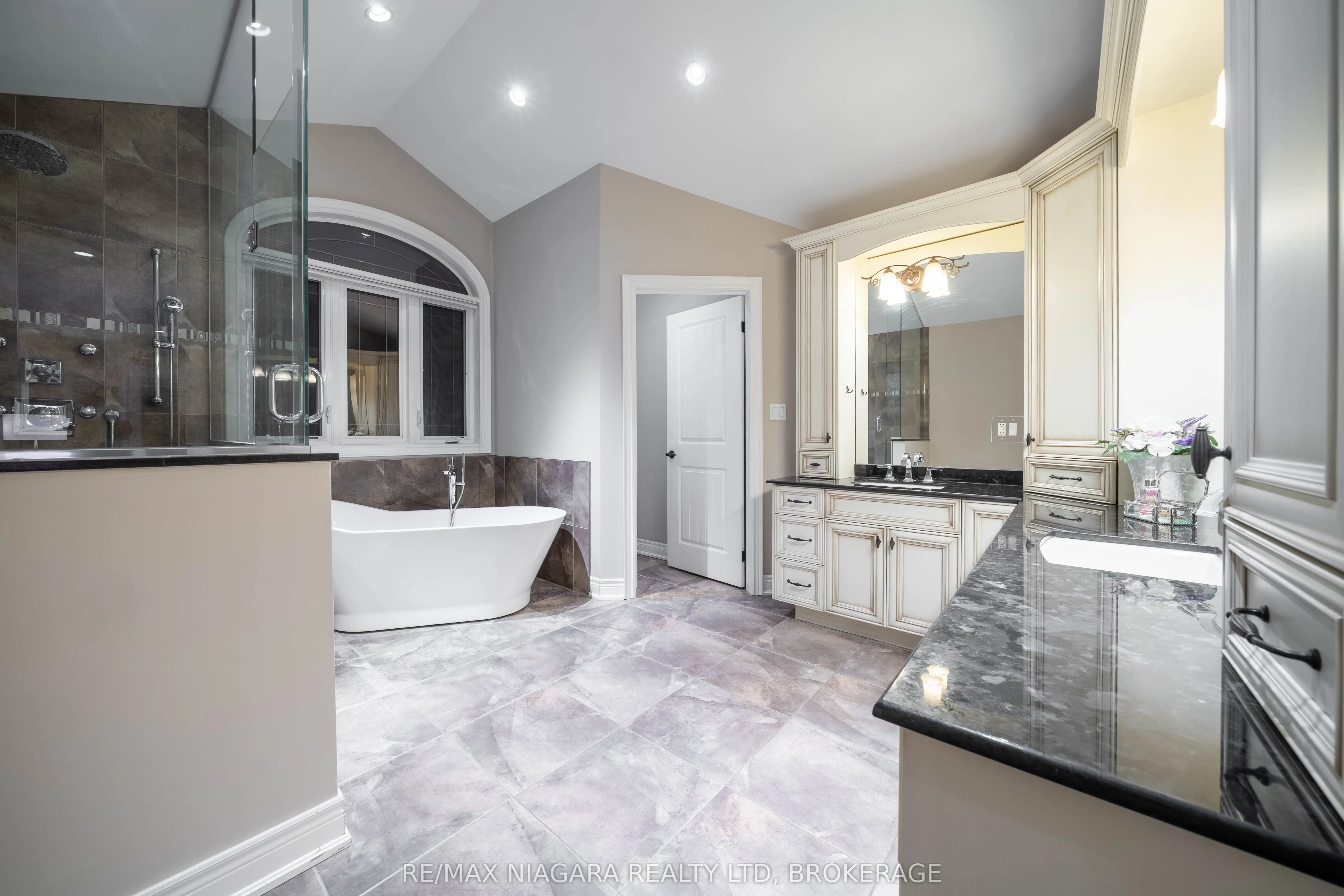 9128 TAPESTRY Court