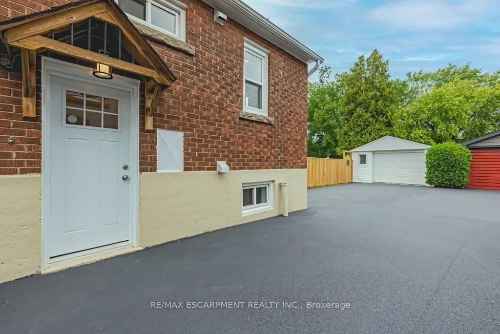587 Queensdale Avenue E, #LOWER