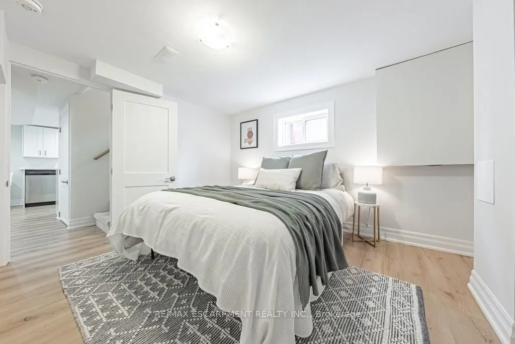 587 Queensdale Avenue E, #LOWER
