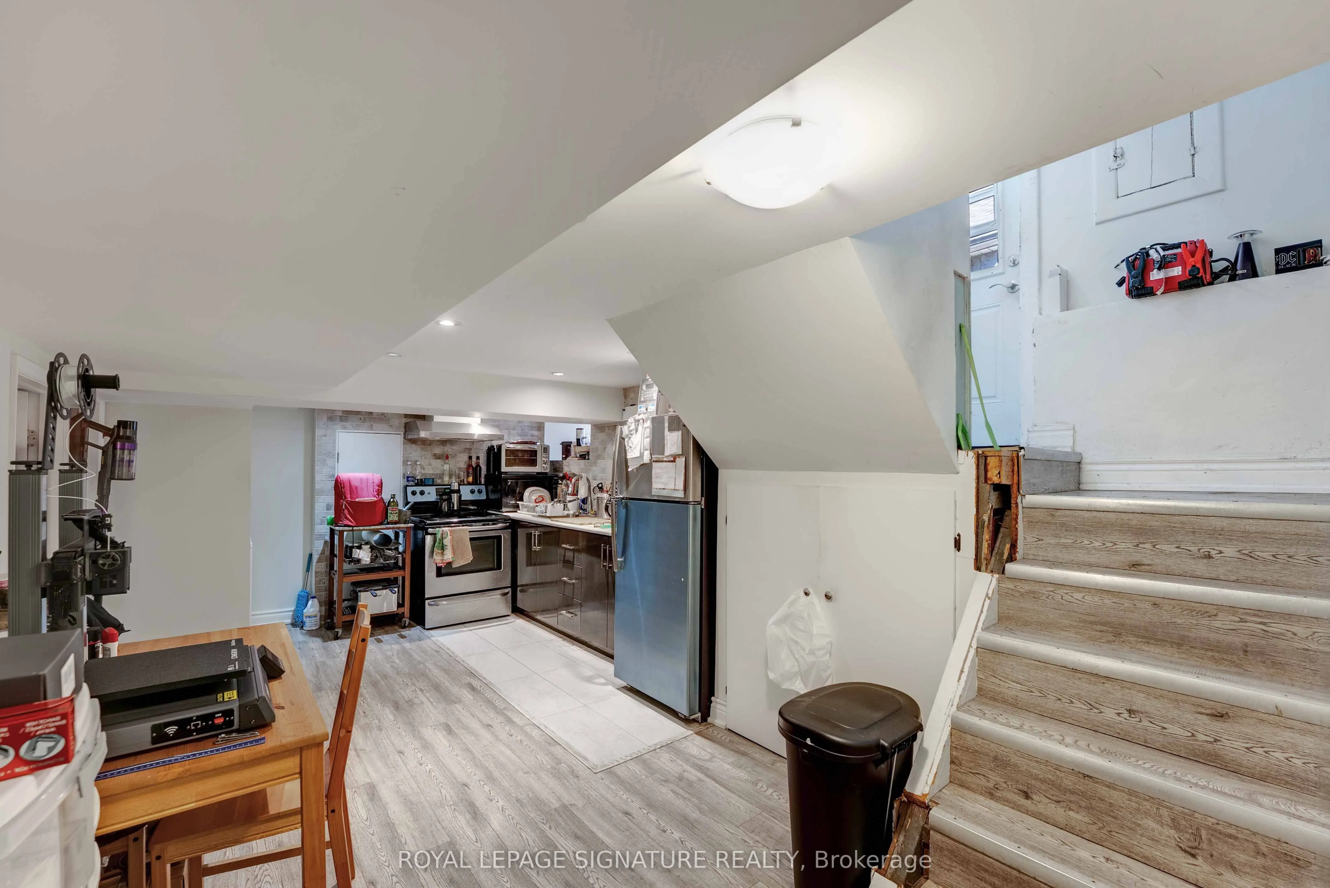 74 Kenilworth Avenue S