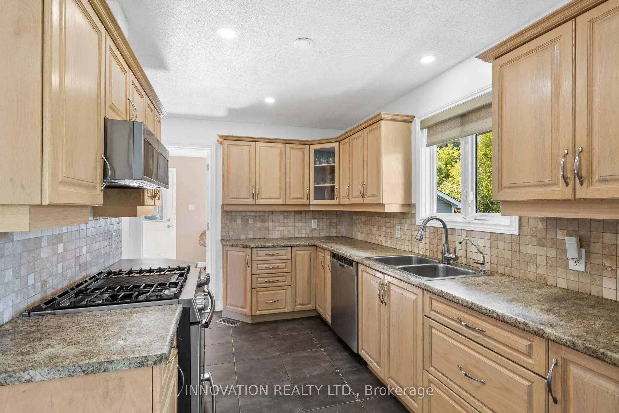 4001 Dunrobin Road