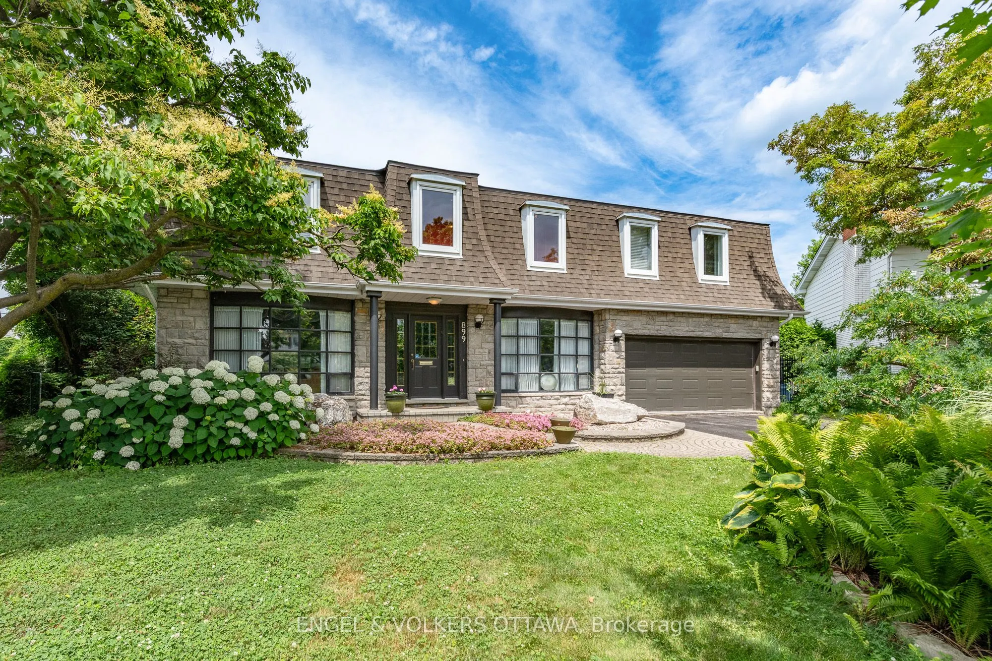 899 Dresden Crescent