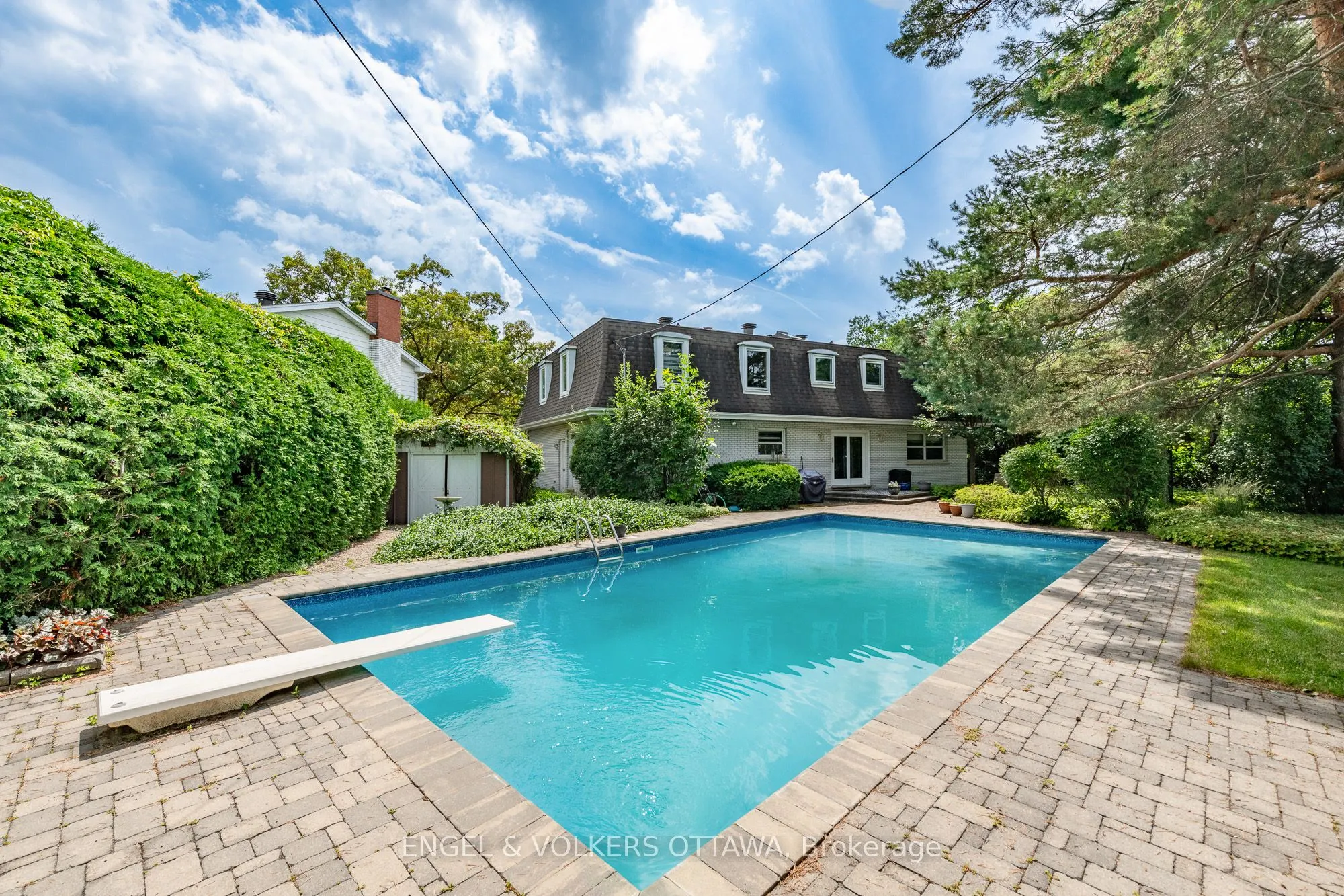 899 Dresden Crescent
