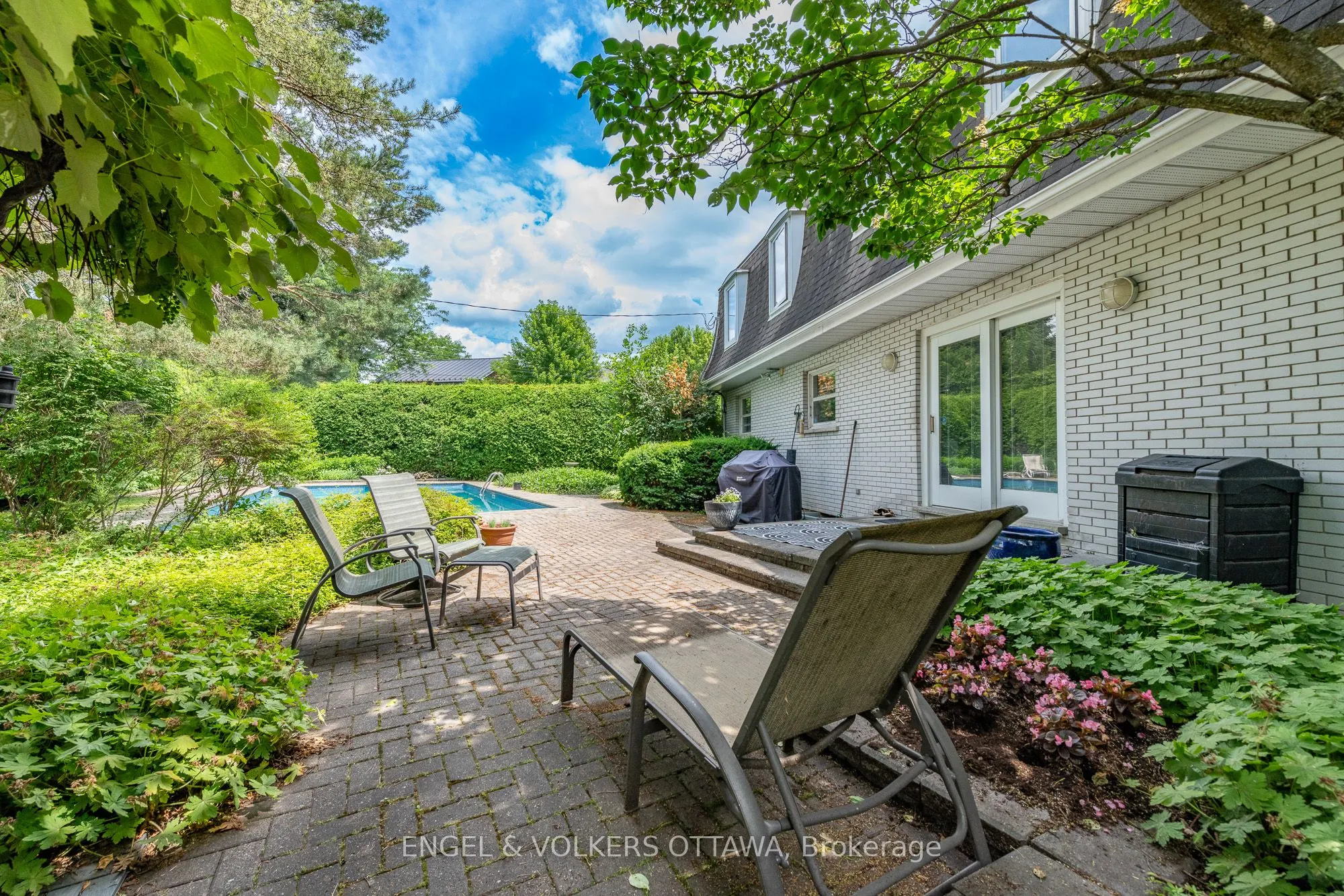 899 Dresden Crescent
