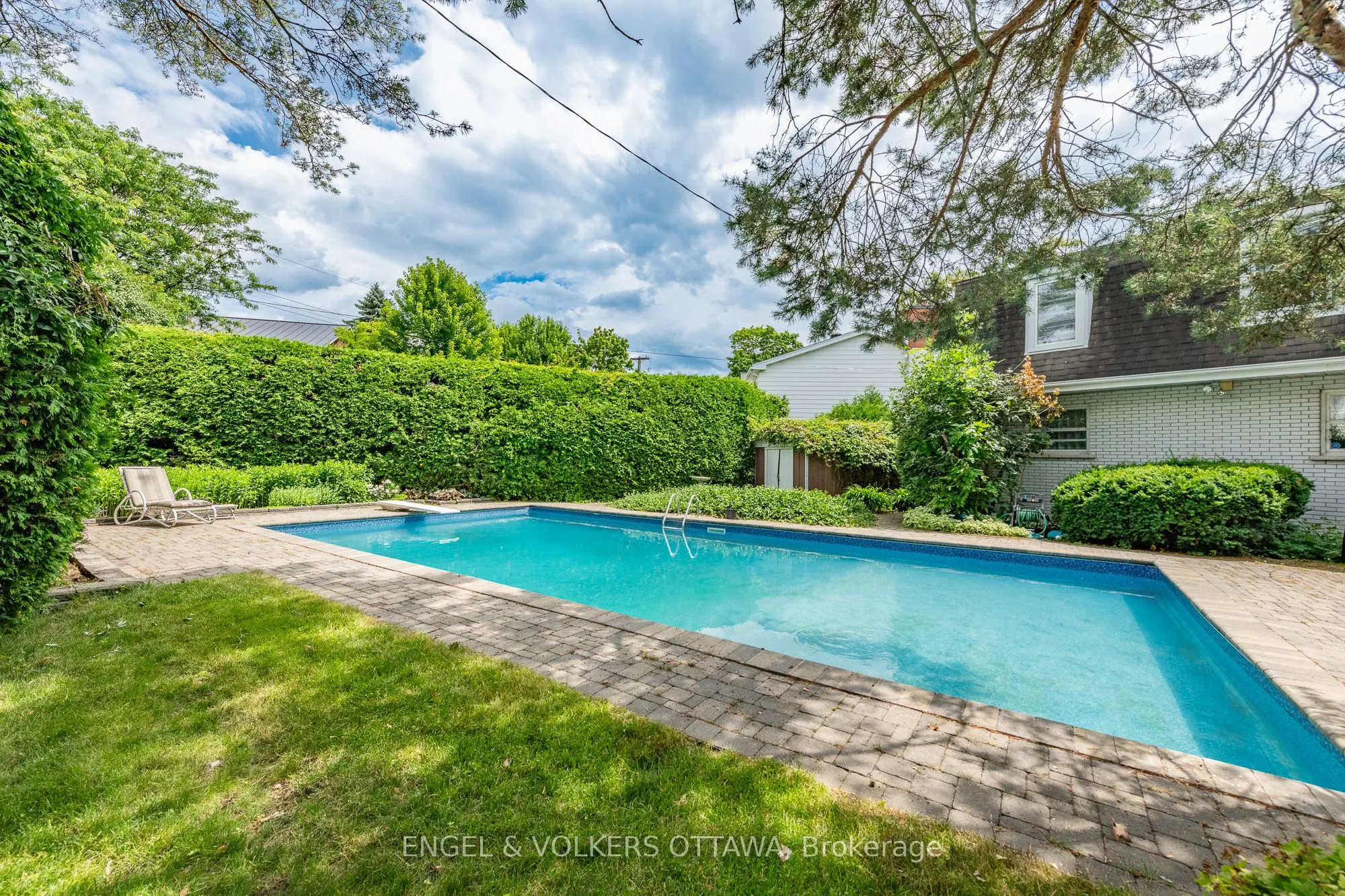899 Dresden Crescent