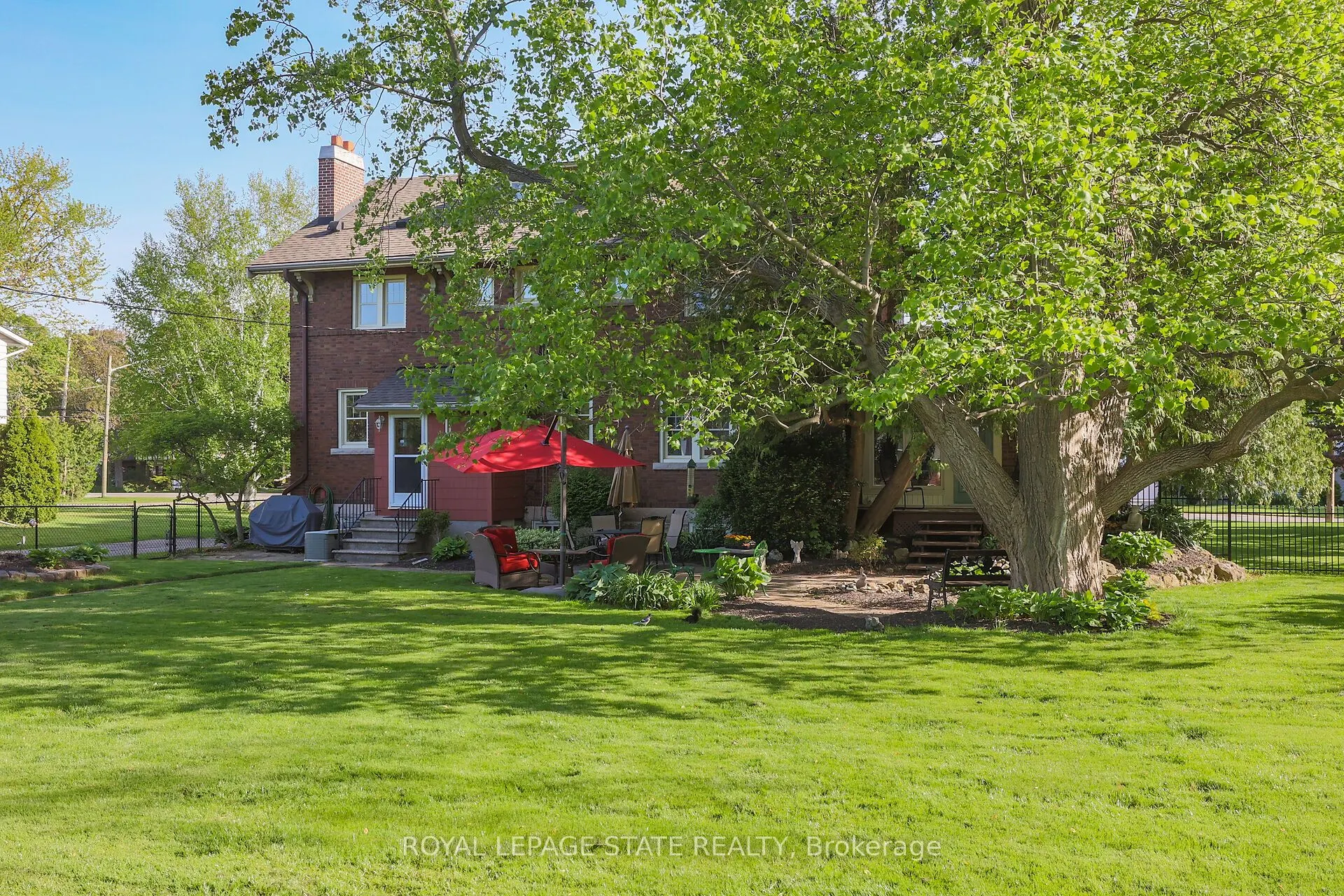 102 Main Street E