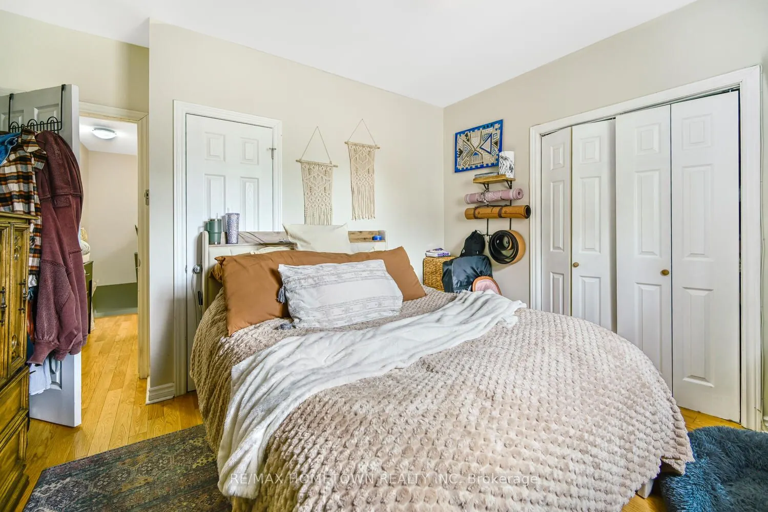 10-12 King Street W