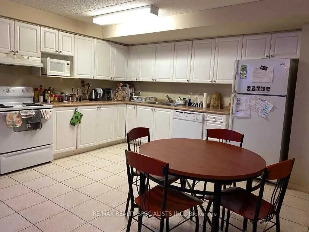 261 Lester Street, #101