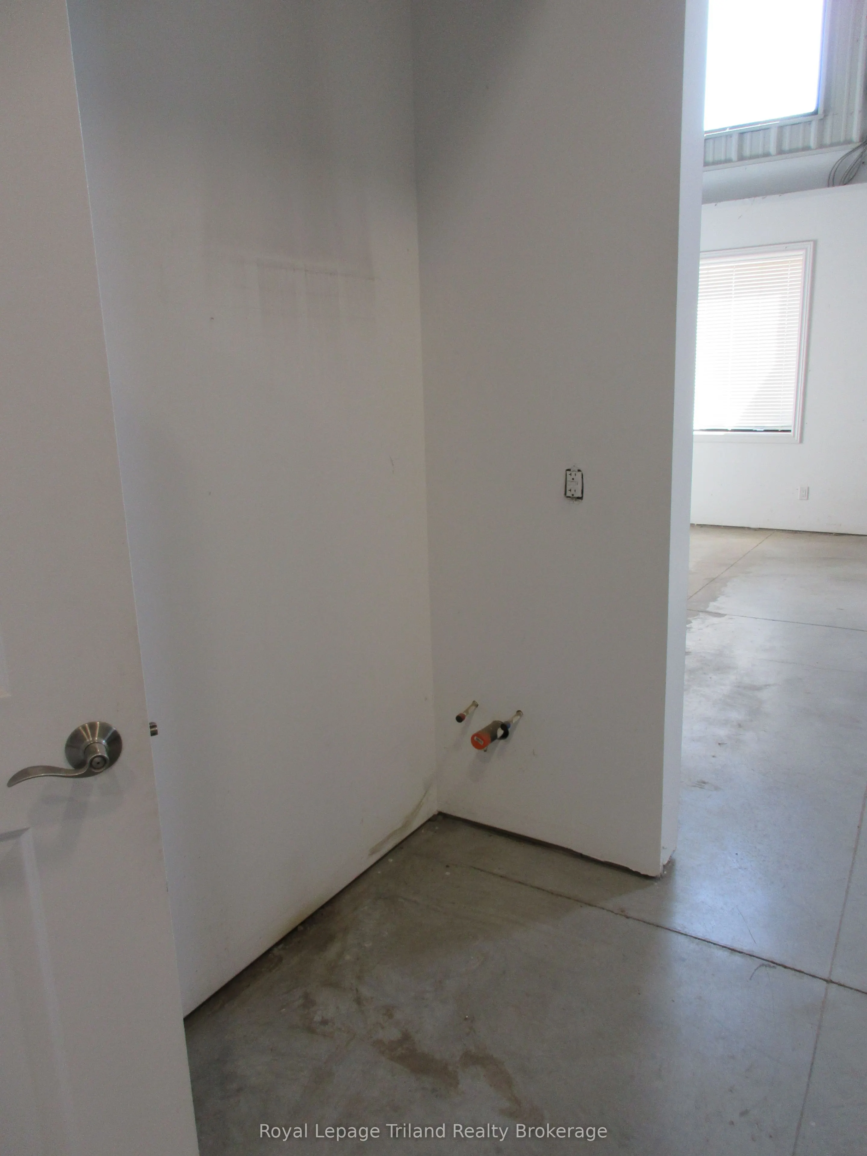 1099 Commerce Way, #4