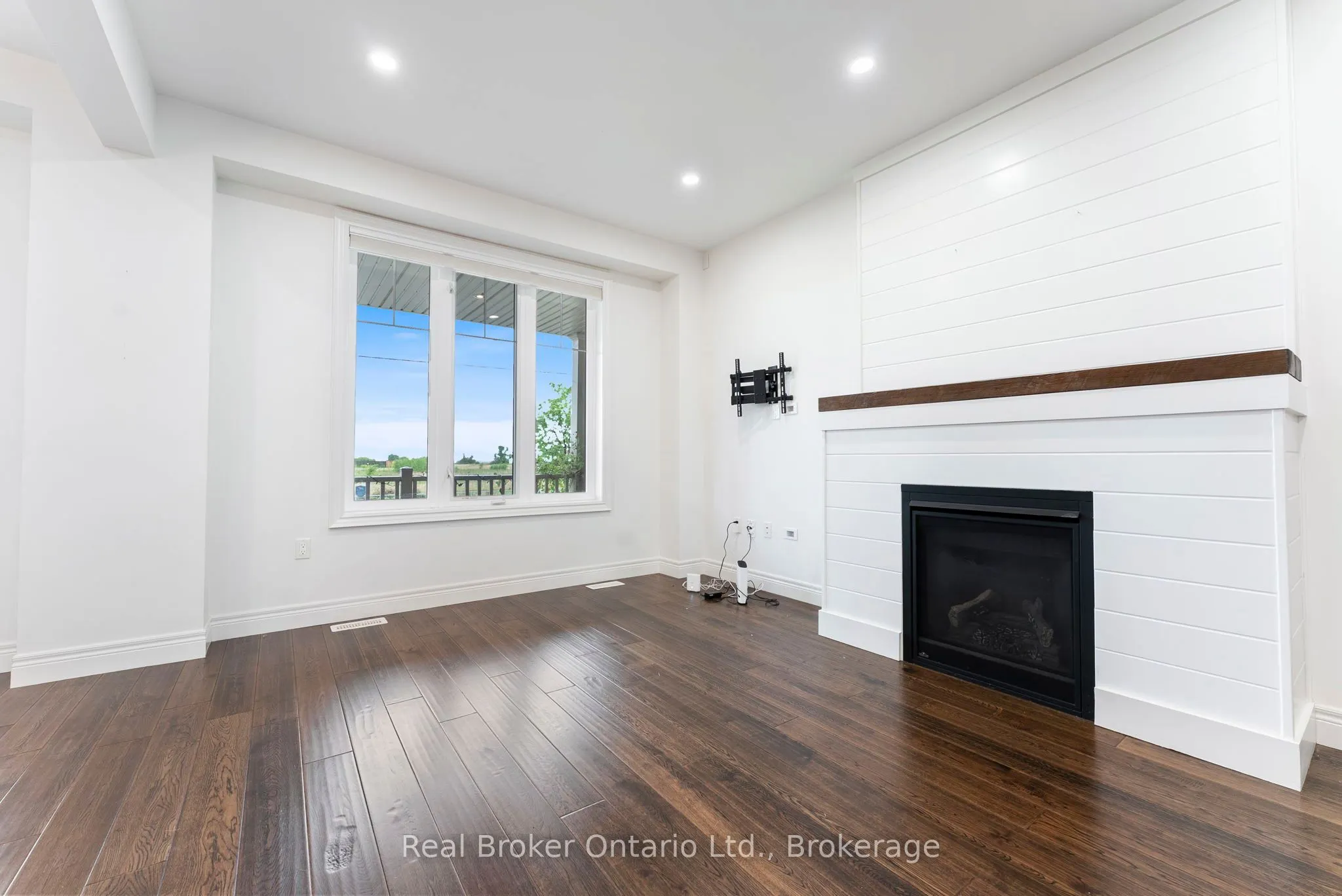 86 Dunrobin Lane