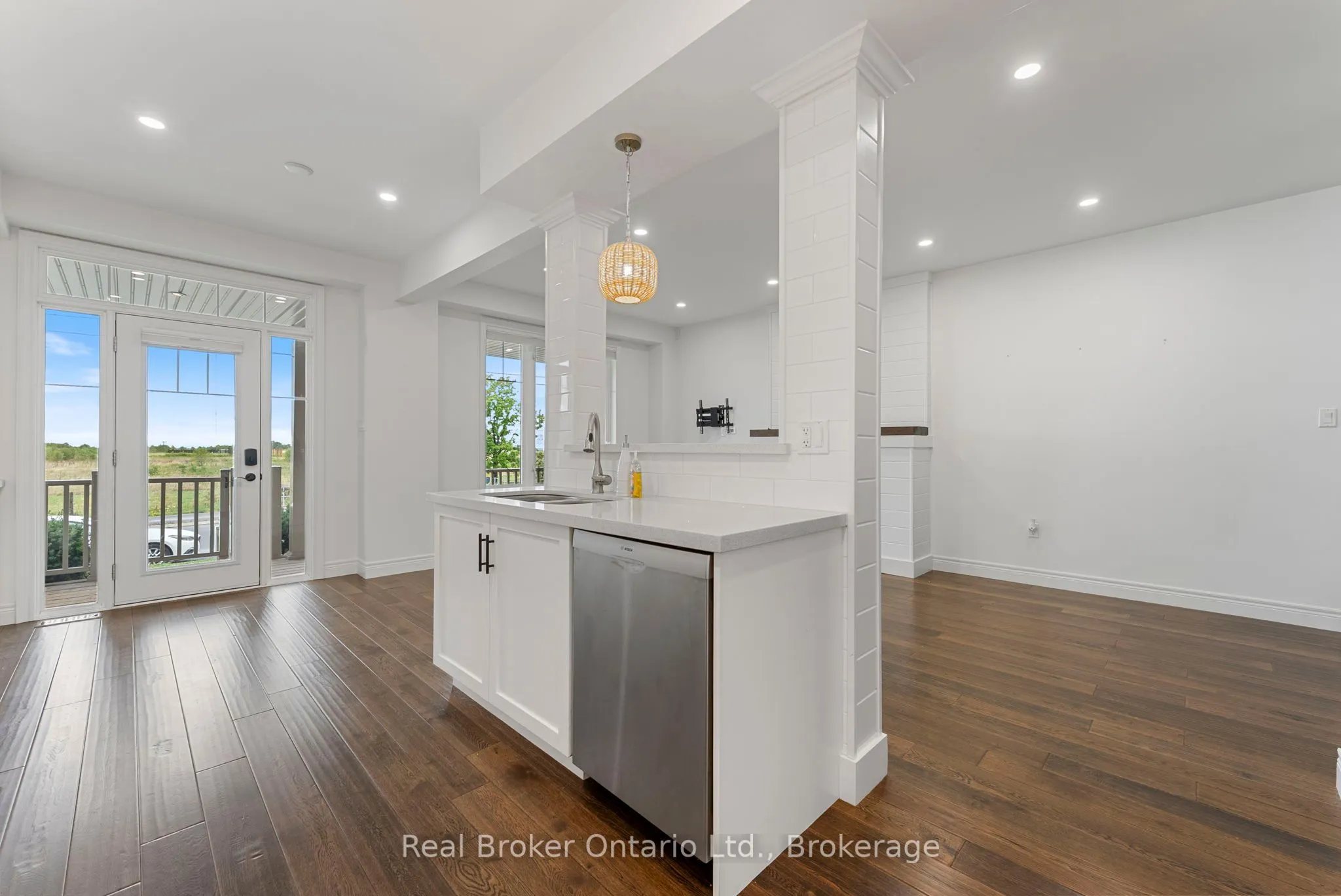 86 Dunrobin Lane