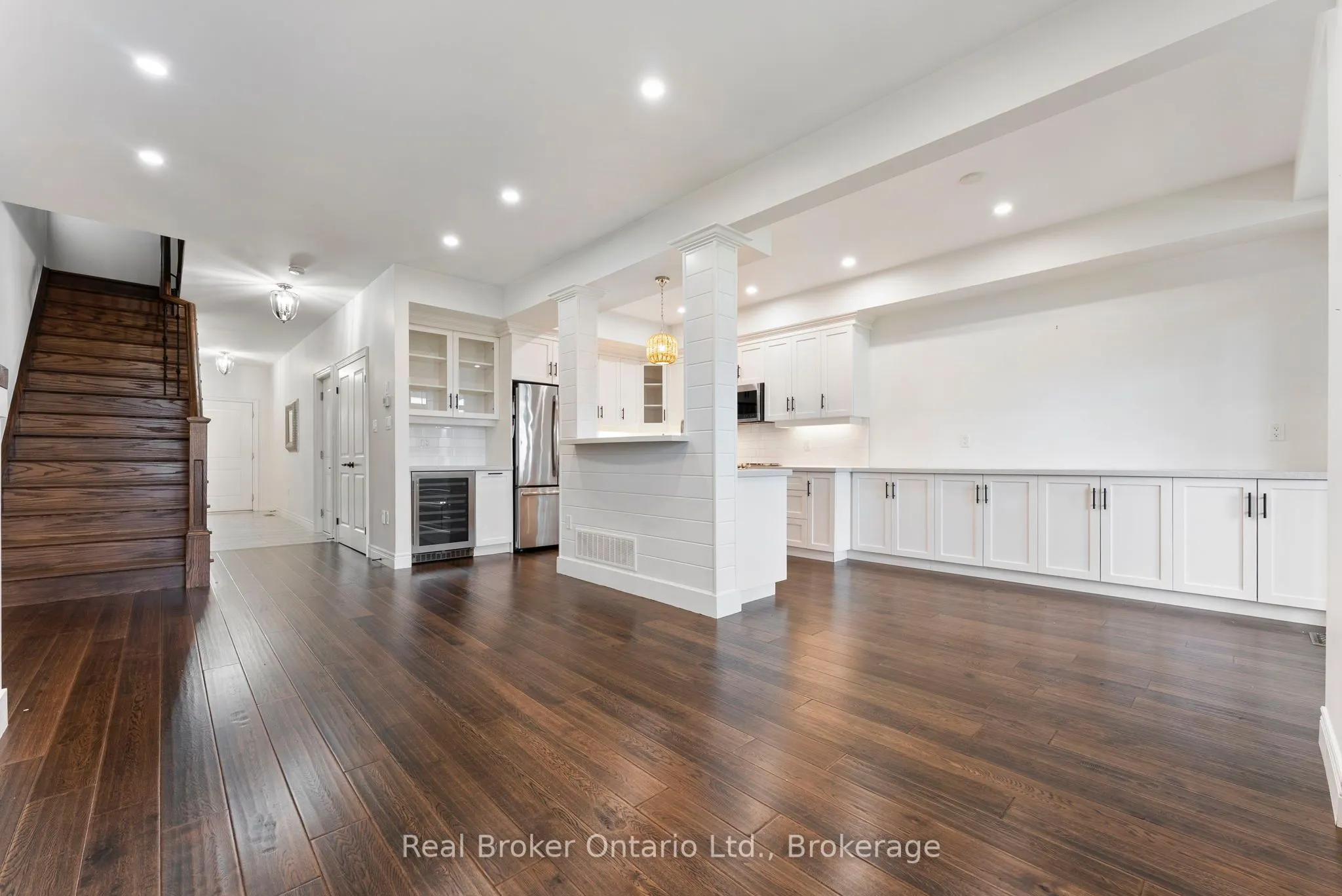 86 Dunrobin Lane