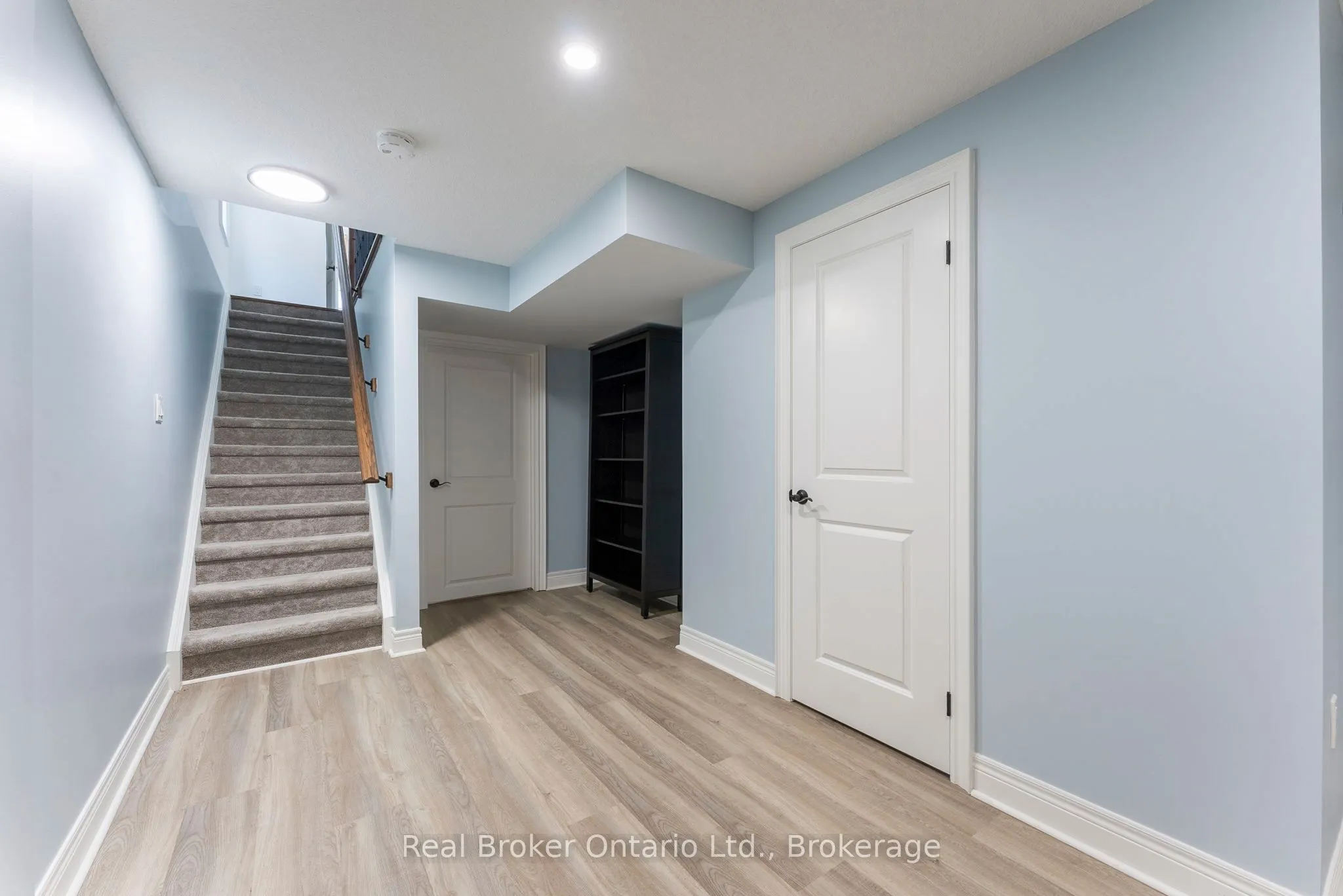 86 Dunrobin Lane