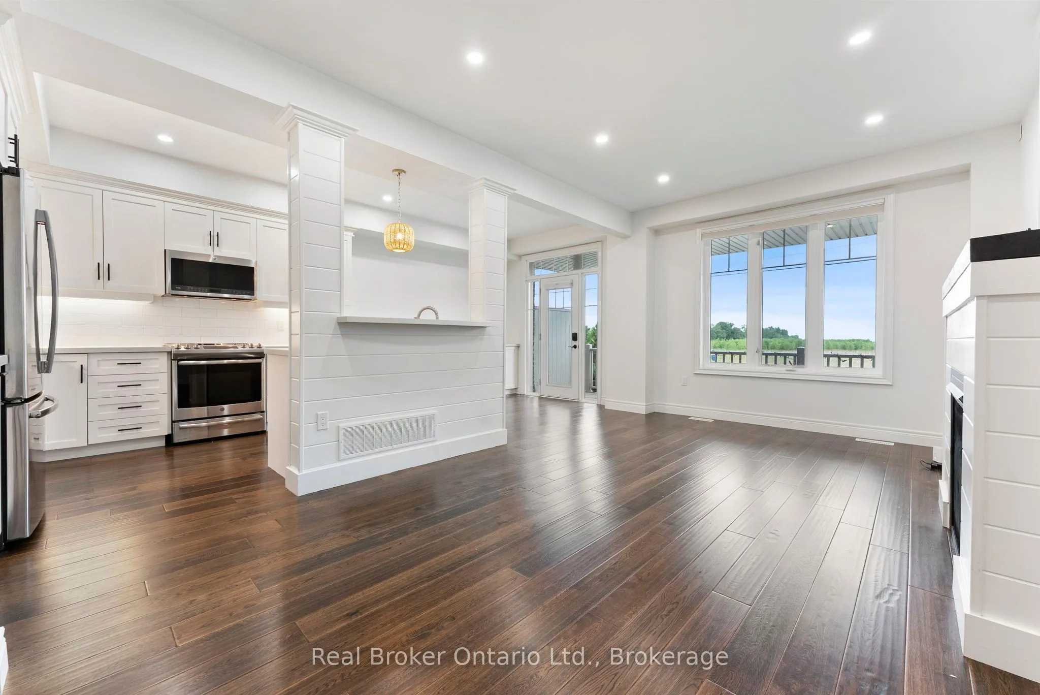 86 Dunrobin Lane