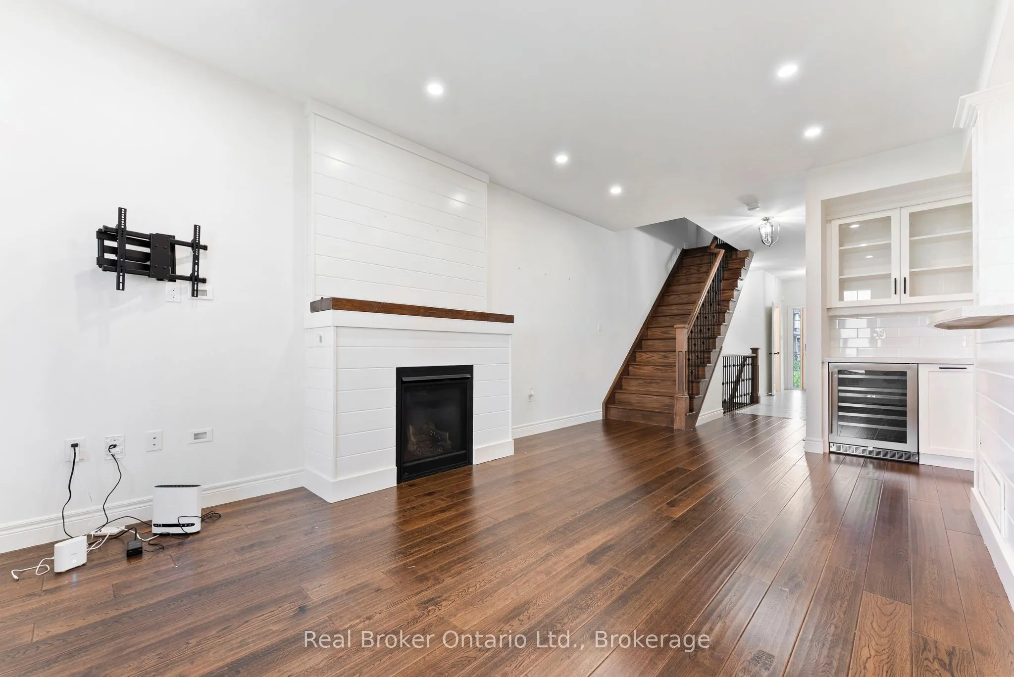 86 Dunrobin Lane