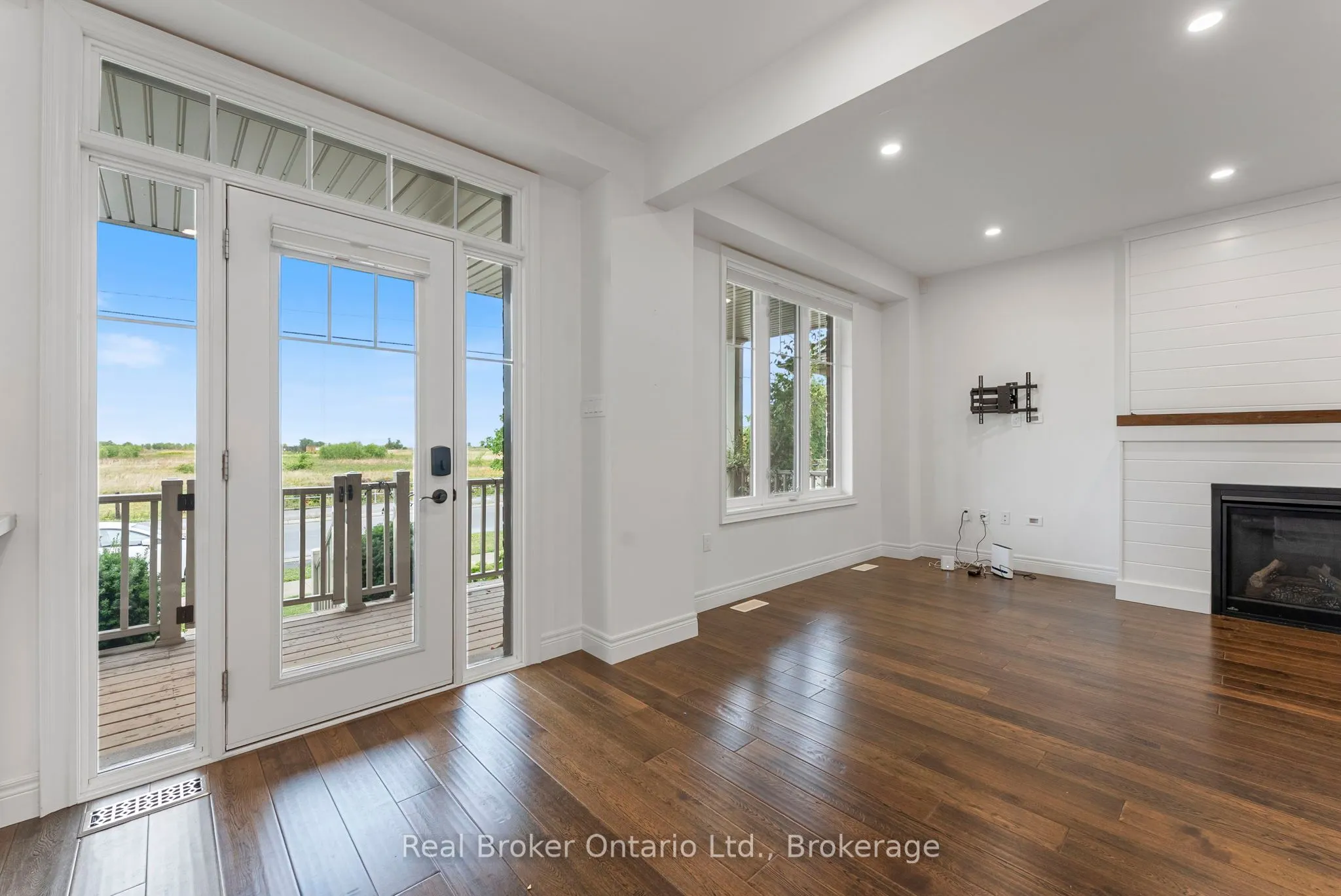 86 Dunrobin Lane