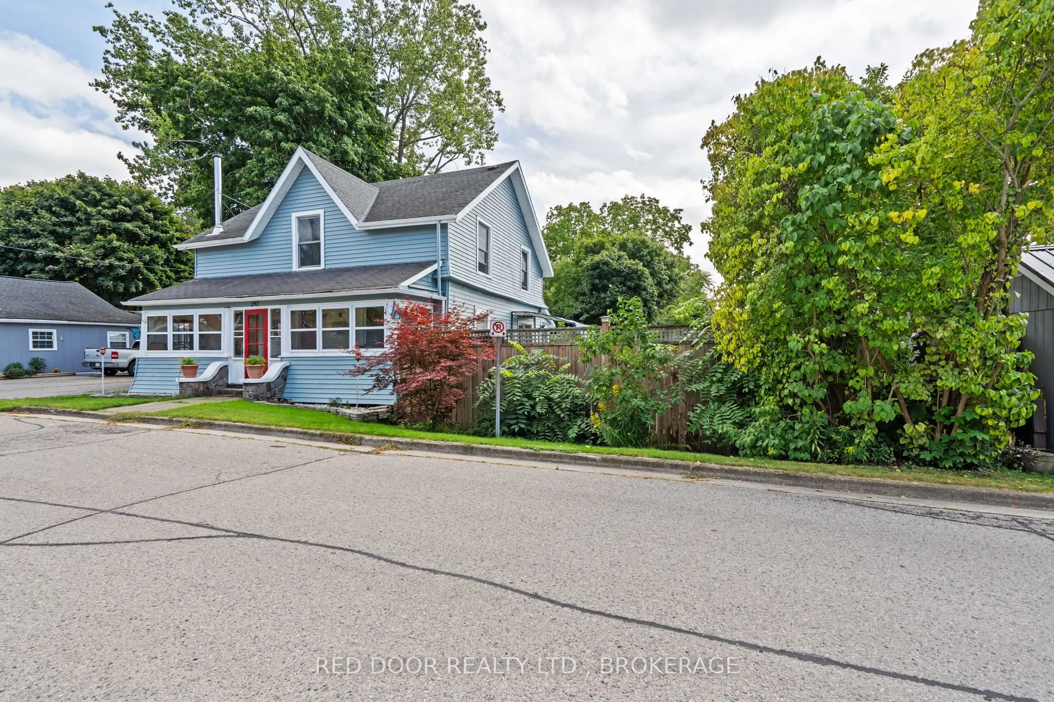 292 Hetty Street W