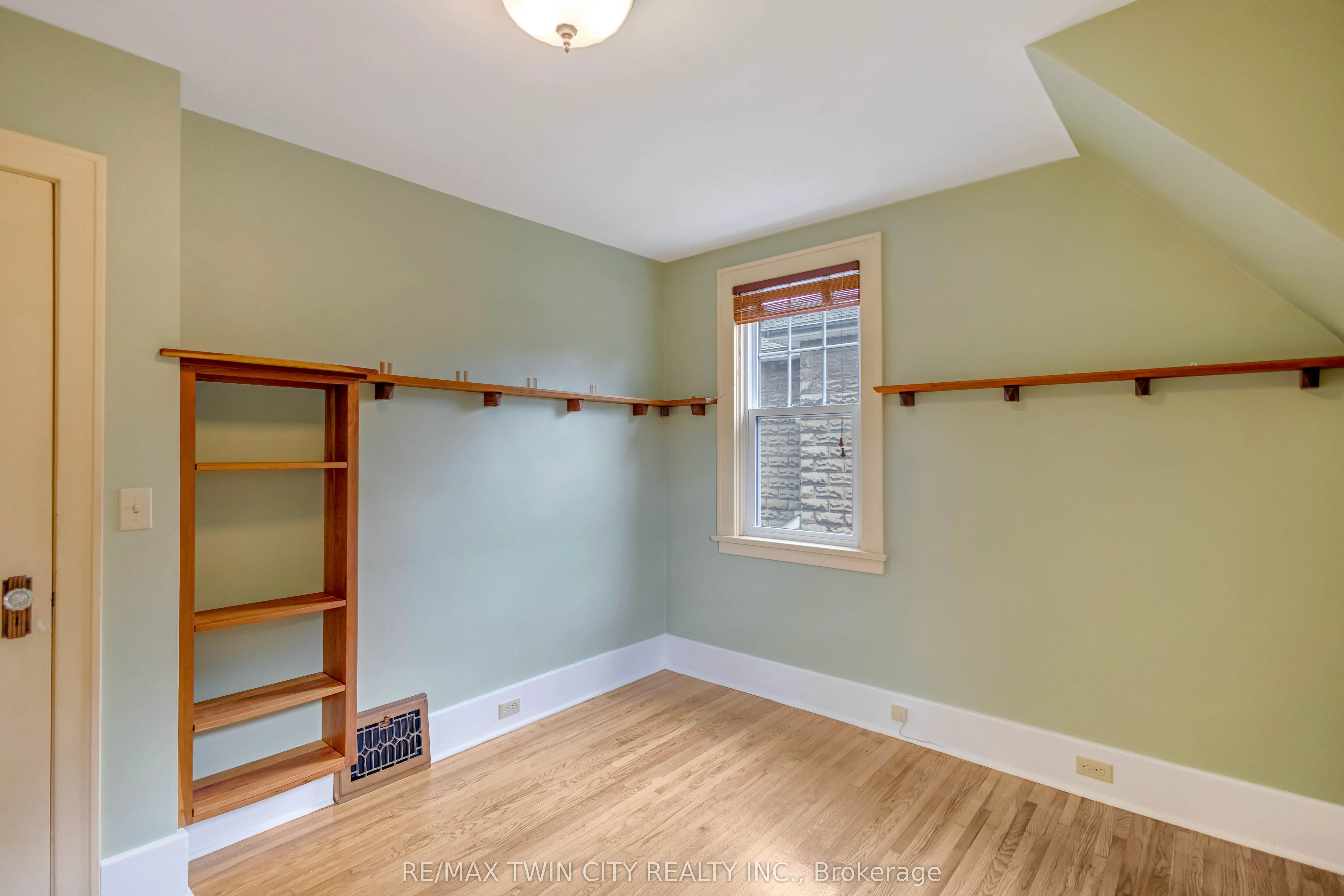 25 Broadway Street E