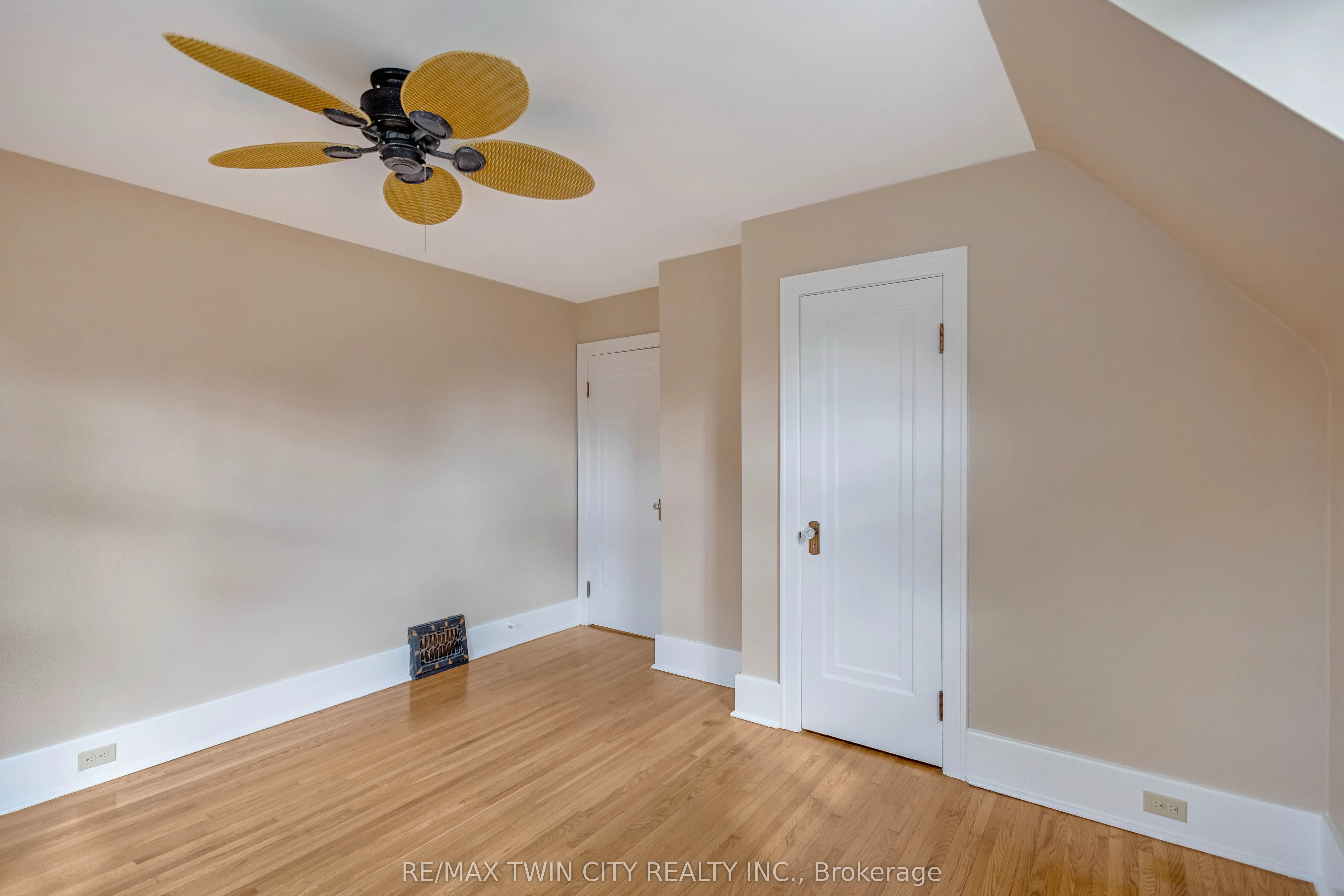 25 Broadway Street E